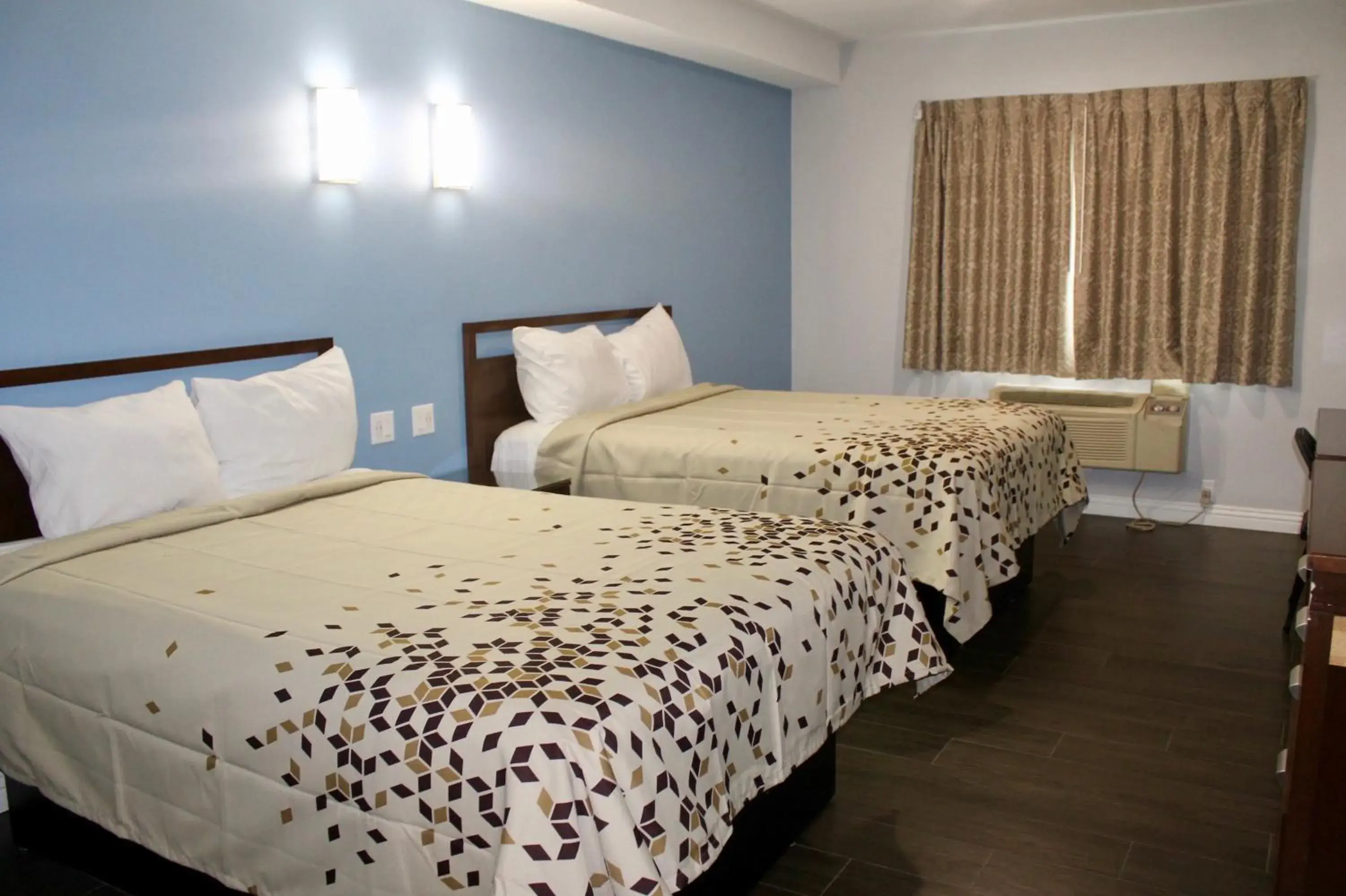 Queen Room with Two Queen Beds - Non-Smoking in Crescent Inn Queen Room with Two Queen Beds - Non-Smoking in Crescent Inn