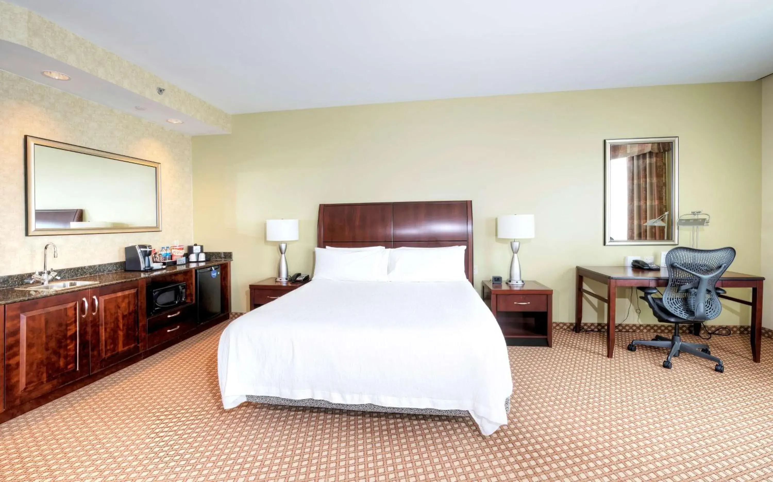 Premium King Room with Sofa Bed in Hilton Garden Inn Ottawa Airport Premium King Room with Sofa Bed in Hilton Garden Inn Ottawa Airport