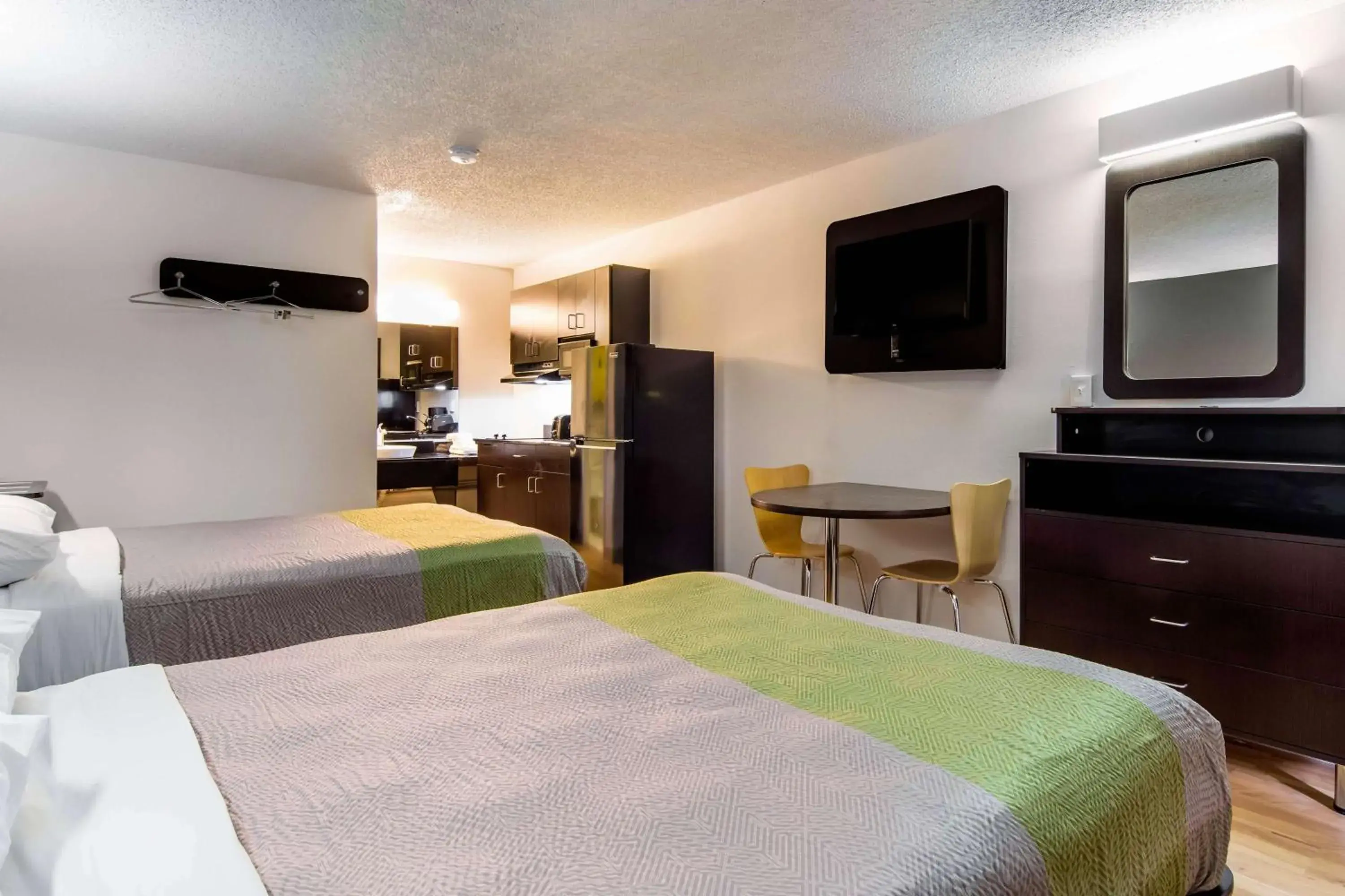 Deluxe Quadruple Room - Non-Smoking in Studio 6 LaGrange Deluxe Quadruple Room - Non-Smoking in Studio 6 LaGrange