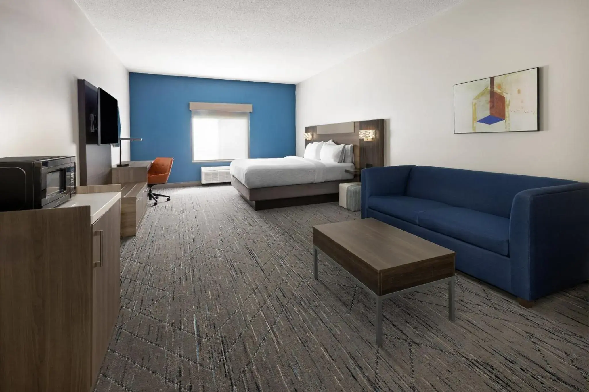 Standard King Room with Mobility Accessible Tub in Holiday Inn Express and Suites Meriden by IHG Standard King Room with Mobility Accessible Tub in Holiday Inn Express and Suites Meriden by IHG