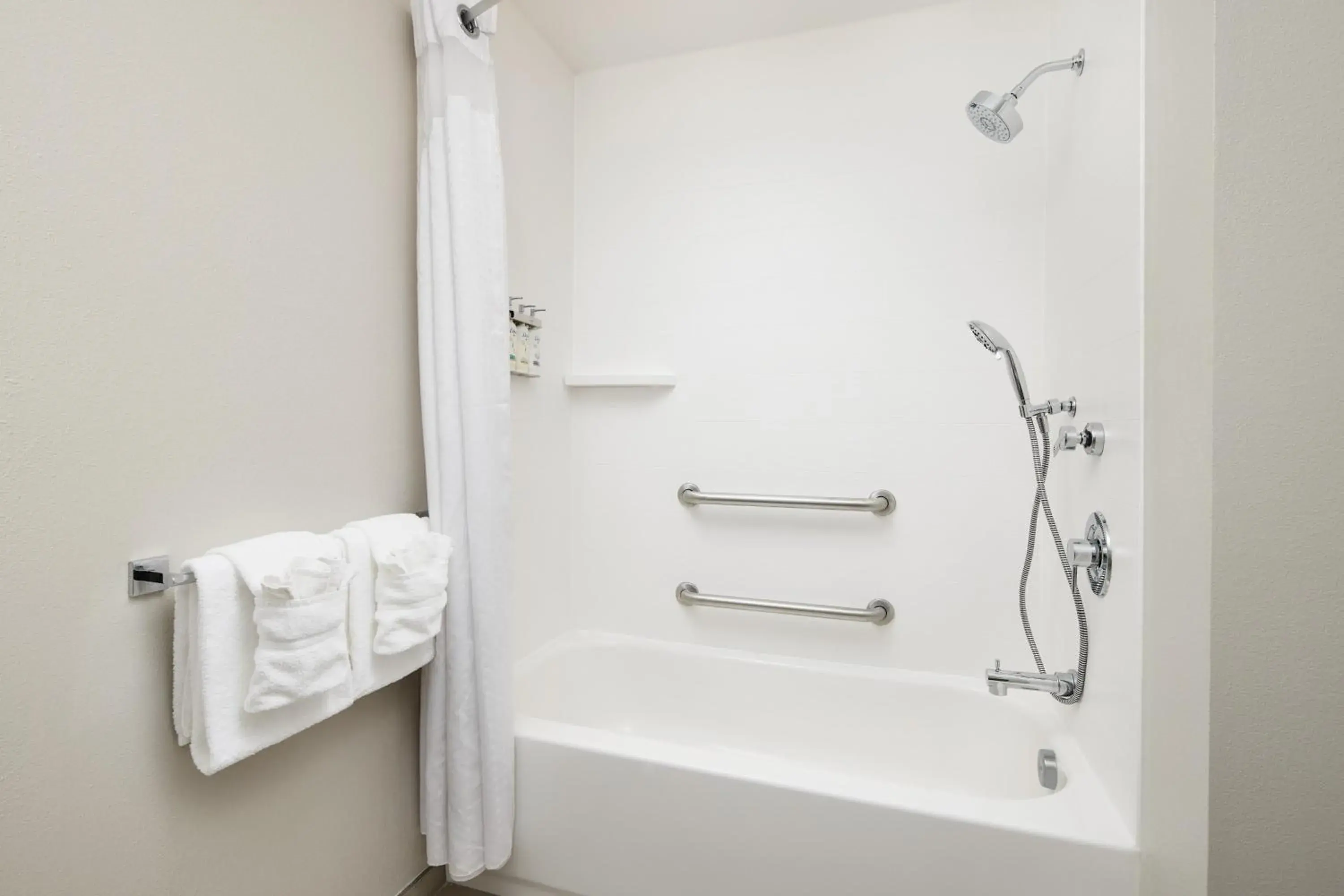 King Suite with Communication Mobility Accessible Tub in Holiday Inn Express and Suites Wheeling by IHG King Suite with Communication Mobility Accessible Tub in Holiday Inn Express and Suites Wheeling by IHG
