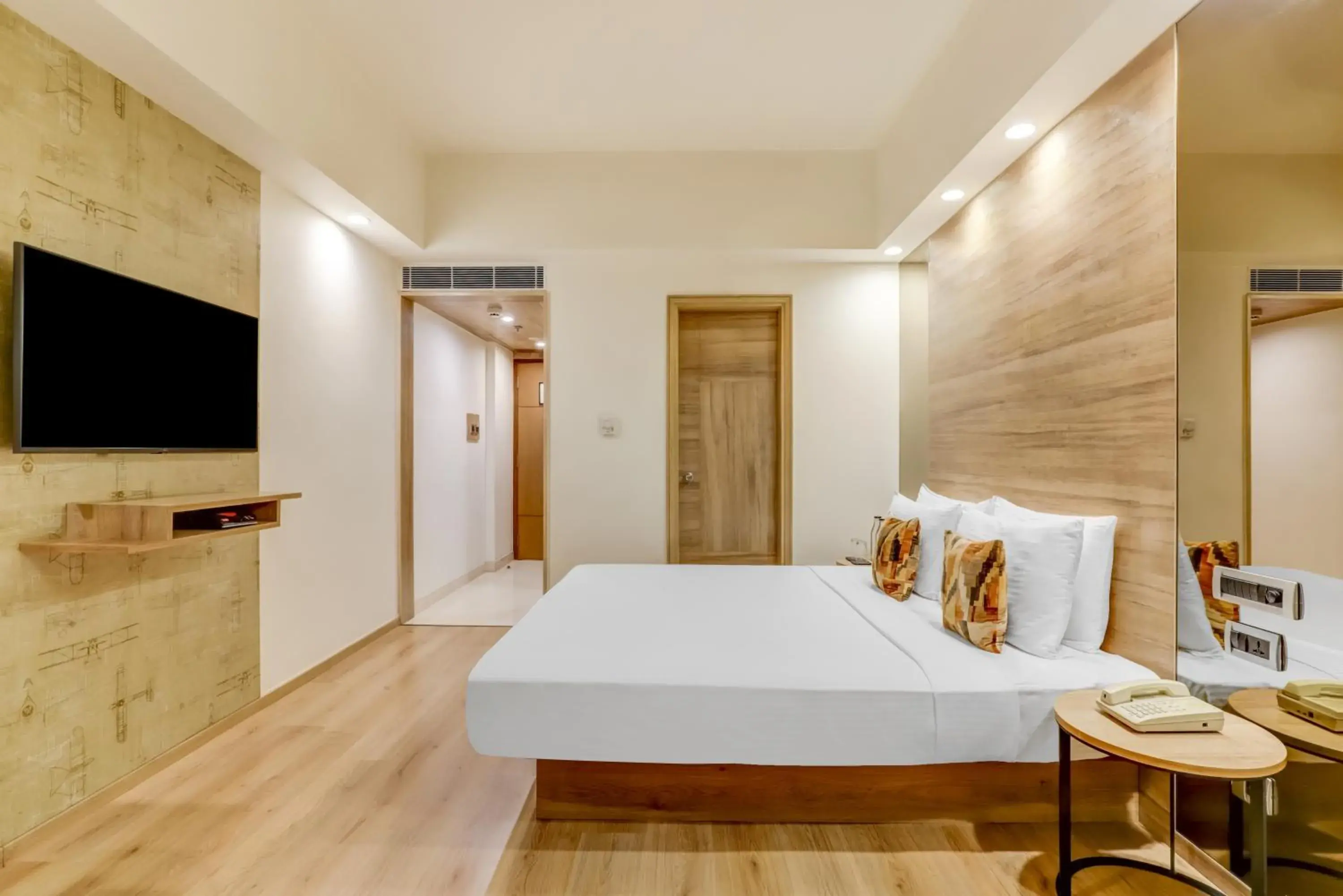 Deluxe Queen Room - single occupancy in Lemon Tree Premier, Delhi Airport Deluxe Queen Room - single occupancy in Lemon Tree Premier, Delhi Airport