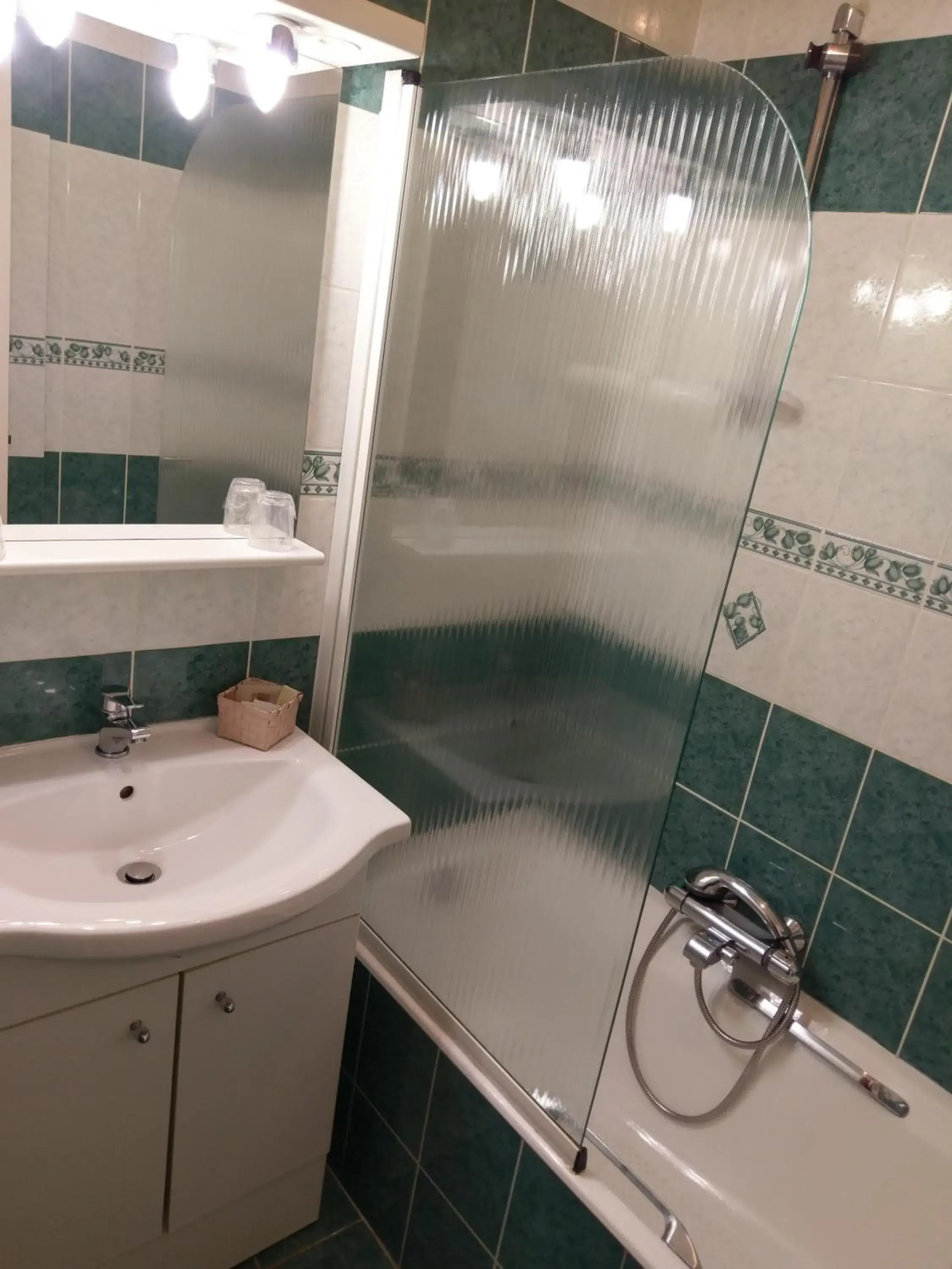 Triple Room in Logis de L'Europe Restaurant Le Cepage Triple Room in Logis de L'Europe Restaurant Le Cepage