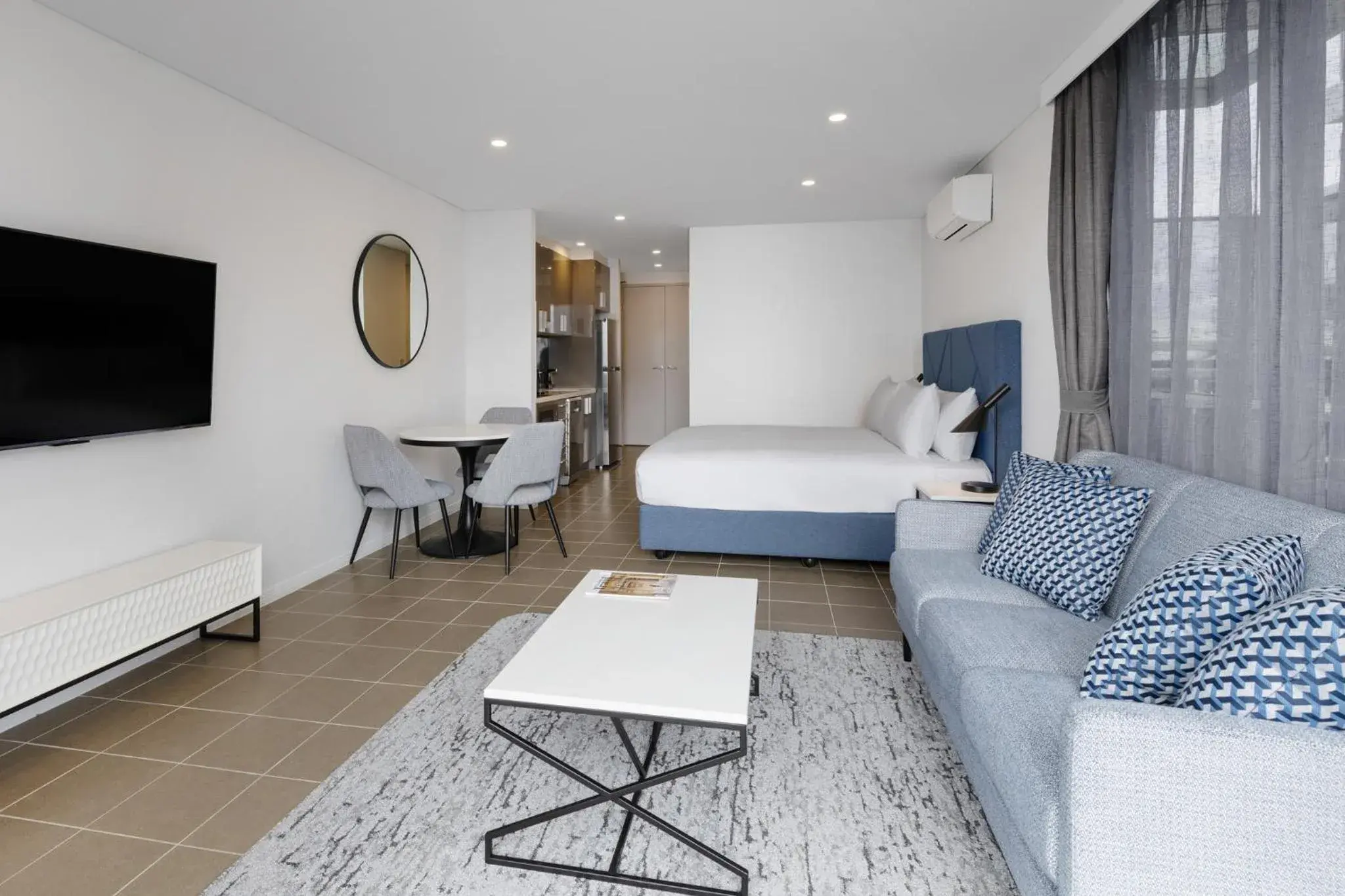 Studio Ocean Luxe Suite in Meriton Suites Broadbeach Studio Ocean Luxe Suite in Meriton Suites Broadbeach