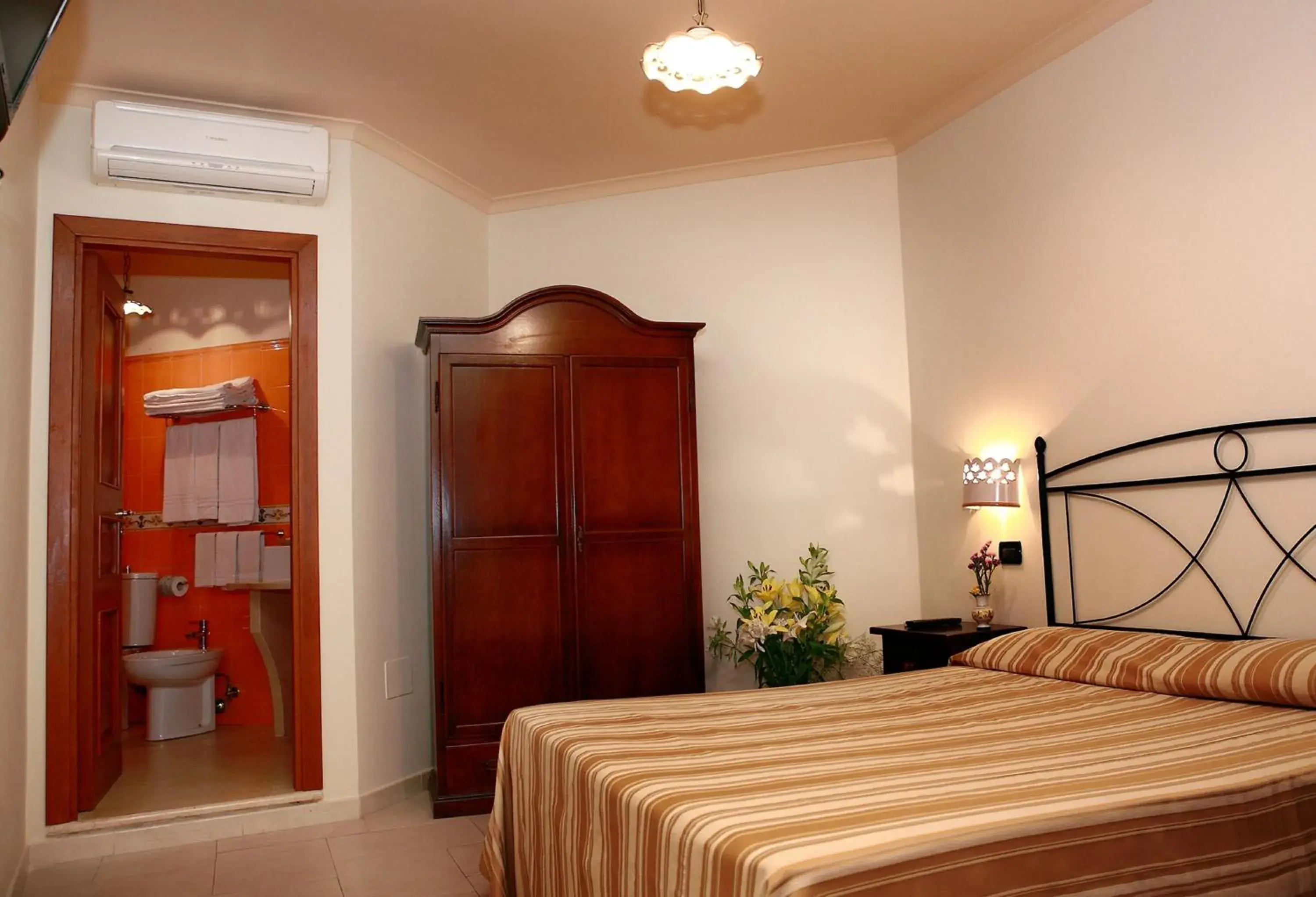 Economy Triple Room without Window in Villa Cristina Economy Triple Room without Window in Villa Cristina