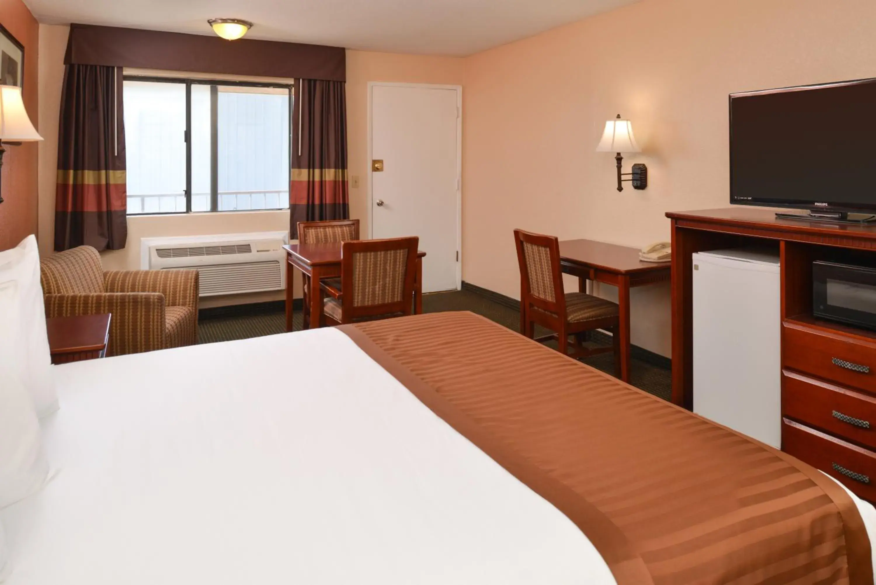 1 King Bed Accessible Non-Smoking in Americas Best Value Inn & Suites-East Bakersfield 1 King Bed Accessible Non-Smoking in Americas Best Value Inn & Suites-East Bakersfield