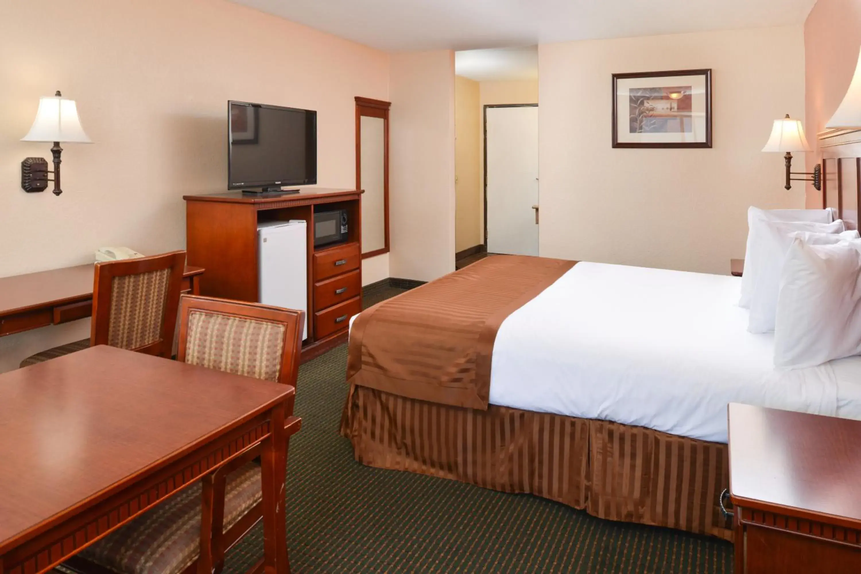 1 King Bed with Jetted Tub Non-Smoking in Americas Best Value Inn & Suites-East Bakersfield 1 King Bed with Jetted Tub Non-Smoking in Americas Best Value Inn & Suites-East Bakersfield