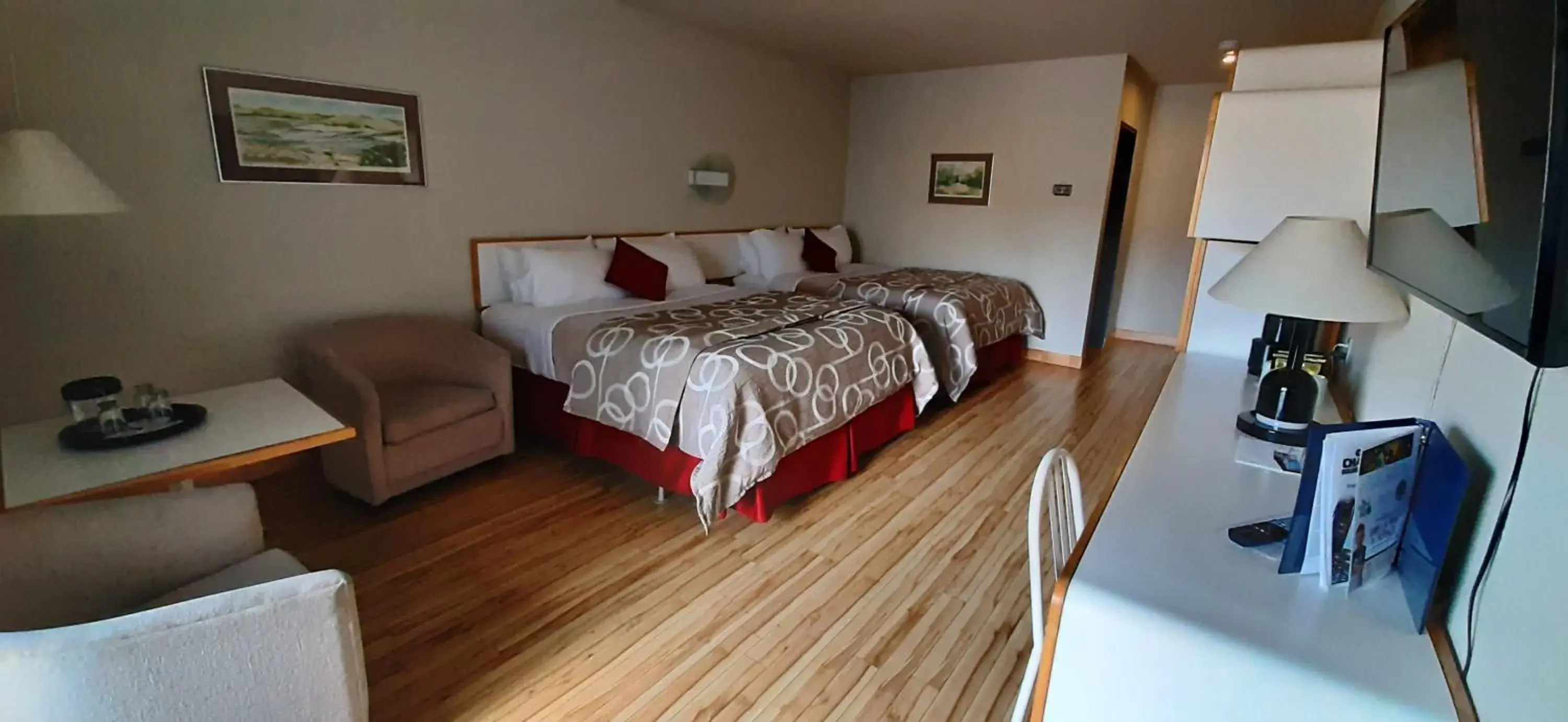 Queen Room with Two Queen Beds in Motel Chute des Pères Queen Room with Two Queen Beds in Motel Chute des Pères