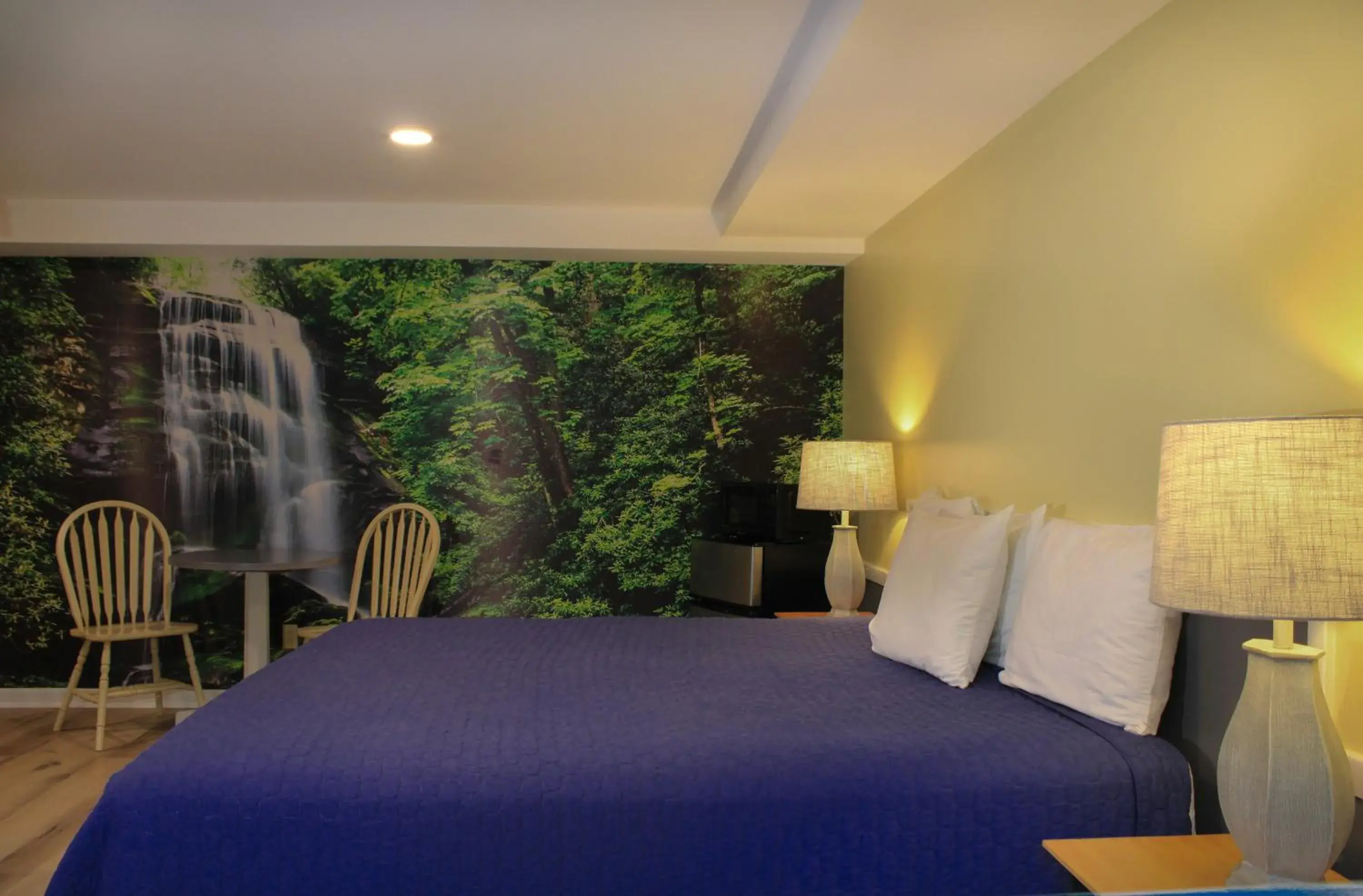 King Room - Dog Friendly in Bucksport Inn King Room - Dog Friendly in Bucksport Inn