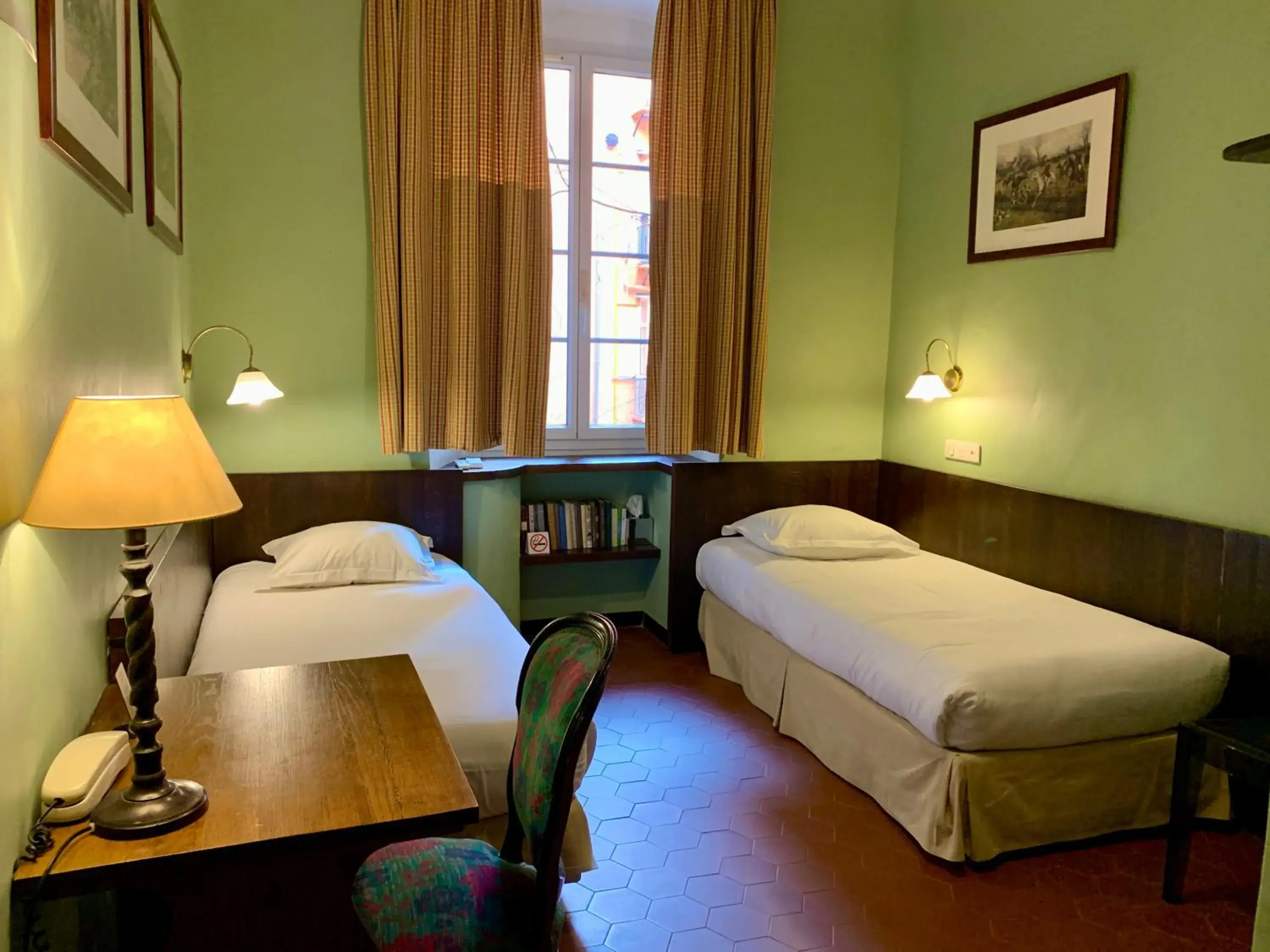 Standard Twin Room in Hotel Central Bastia Standard Twin Room in Hotel Central Bastia