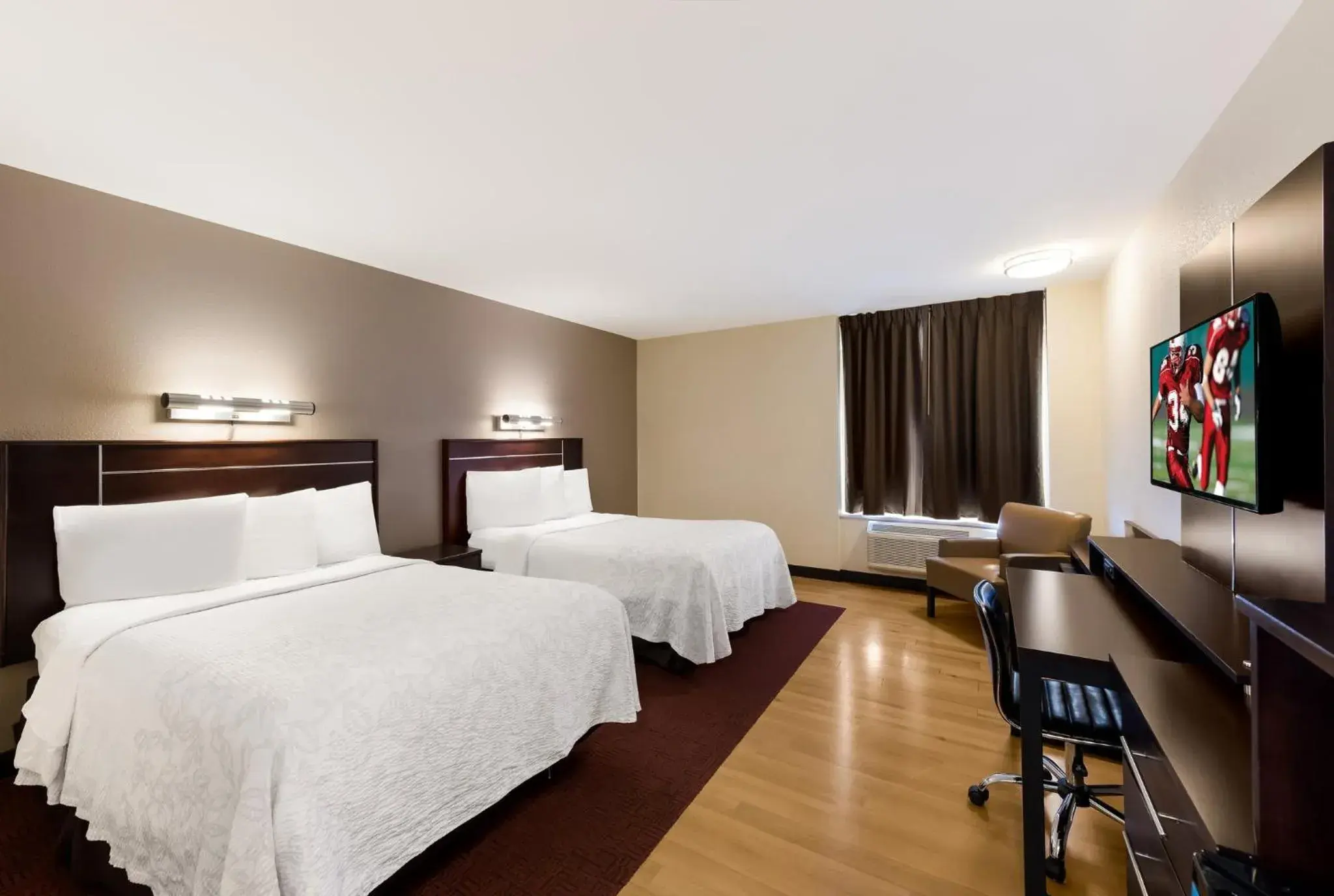 Deluxe Room with Two Double Beds Disability Access Roll-ln Shower Smoke Free in Red Roof Inn PLUS+ Columbus Downtown - Convention Center Deluxe Room with Two Double Beds Disability Access Roll-ln Shower Smoke Free in Red Roof Inn PLUS+ Columbus Downtown - Convention Center
