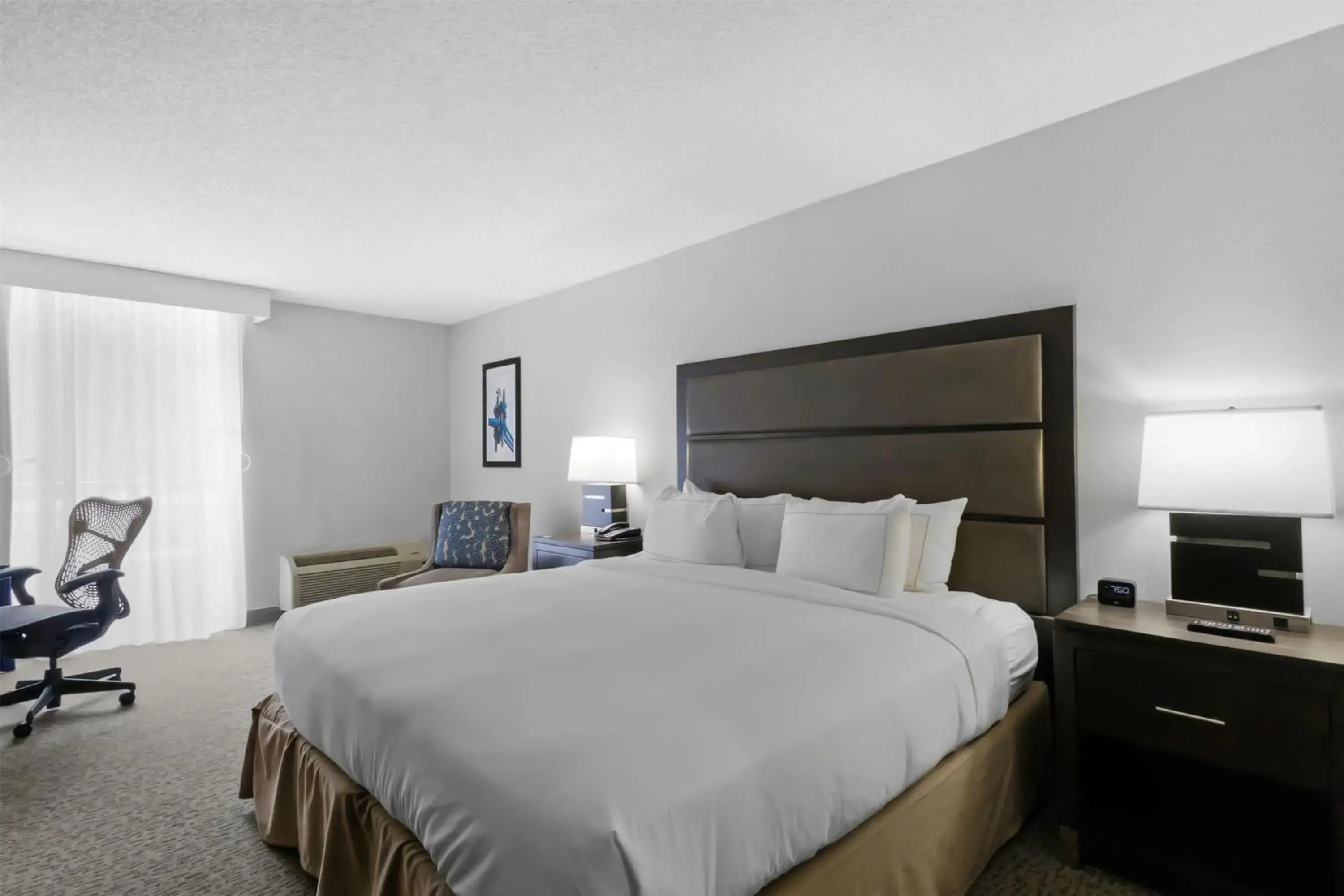 King Room Accessible Tub - Mobility Access/Non-Smoking in DoubleTree by Hilton Palm Beach Gardens King Room Accessible Tub - Mobility Access/Non-Smoking in DoubleTree by Hilton Palm Beach Gardens