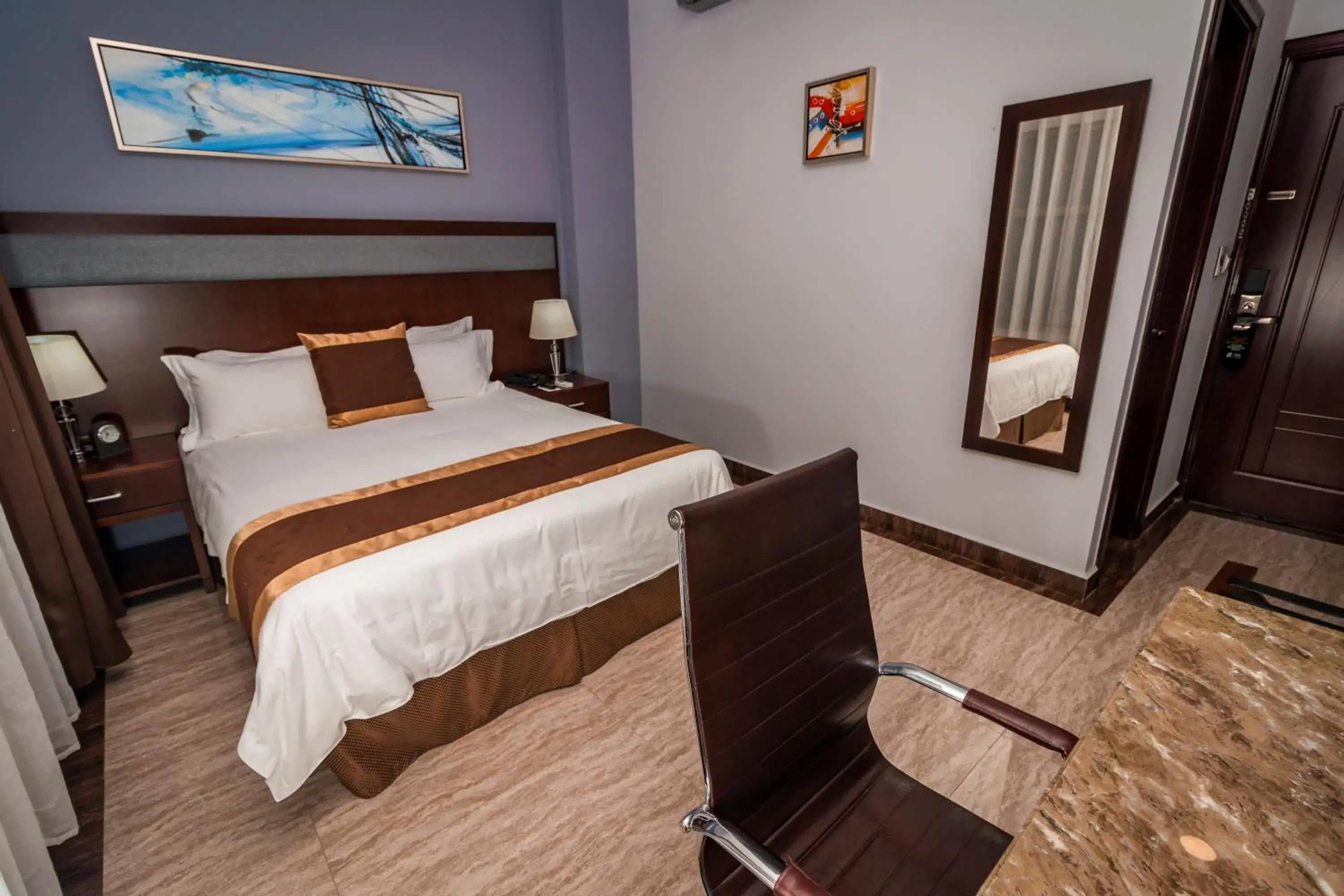 Standard Queen Room in Hotel City Plaza & Suites Standard Queen Room in Hotel City Plaza & Suites