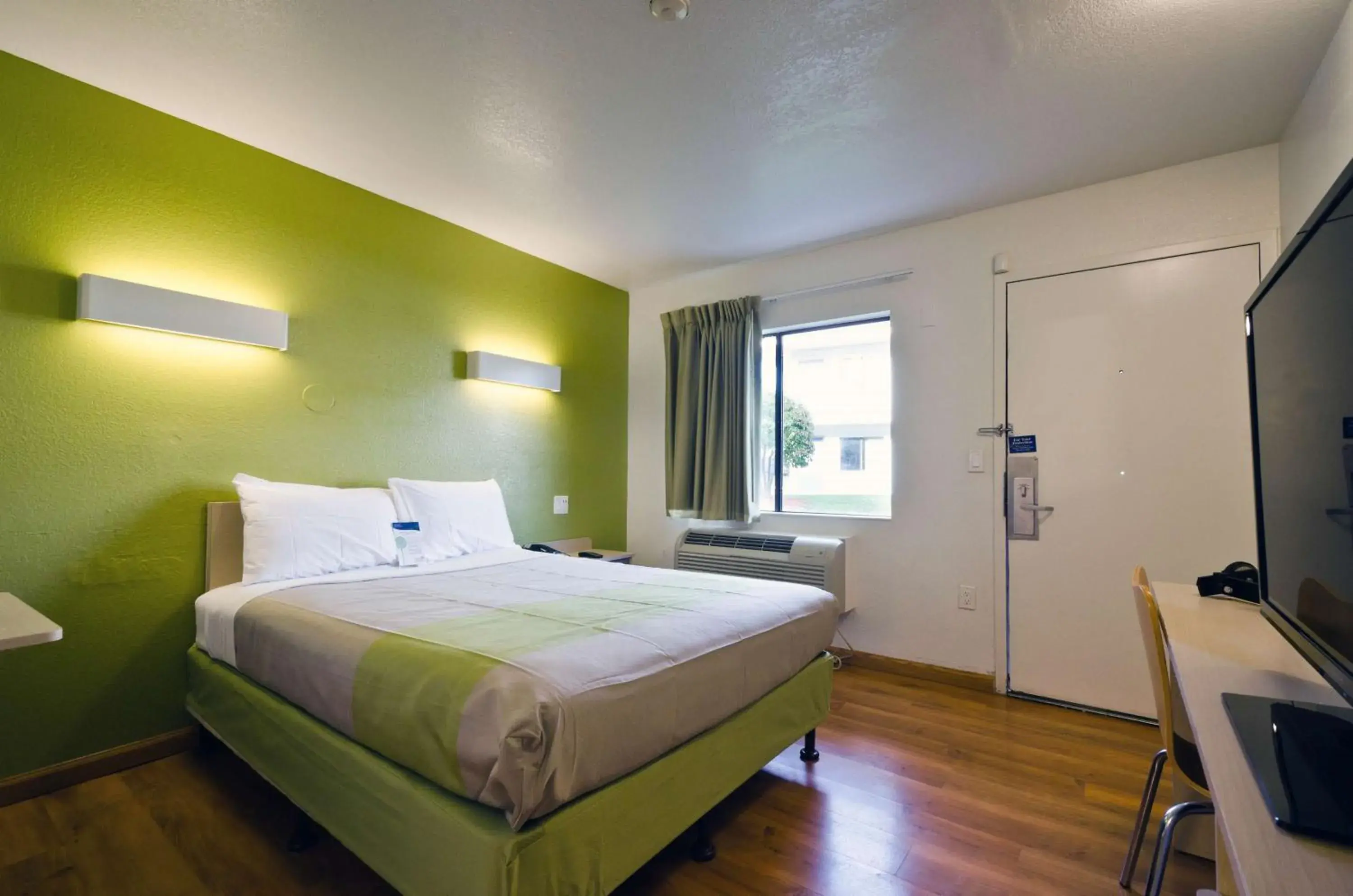 Deluxe Queen Room - Smoking in Motel 6-Camp Springs, DC - South Camp Springs Deluxe Queen Room - Smoking in Motel 6-Camp Springs, DC - South Camp Springs