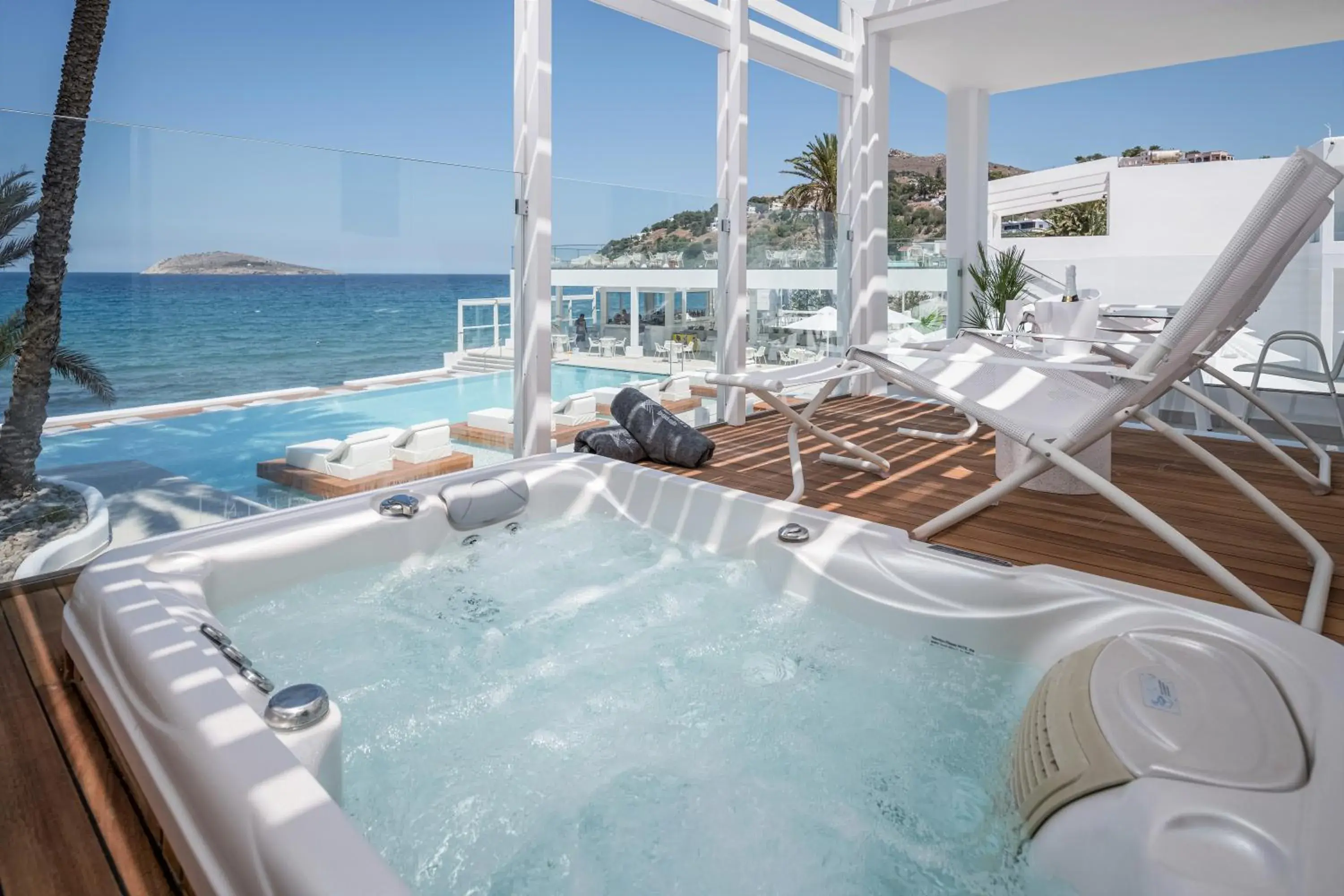 Deluxe Suite with Spa Bath in Kantouni Beach Boutique Hotel Deluxe Suite with Spa Bath in Kantouni Beach Boutique Hotel