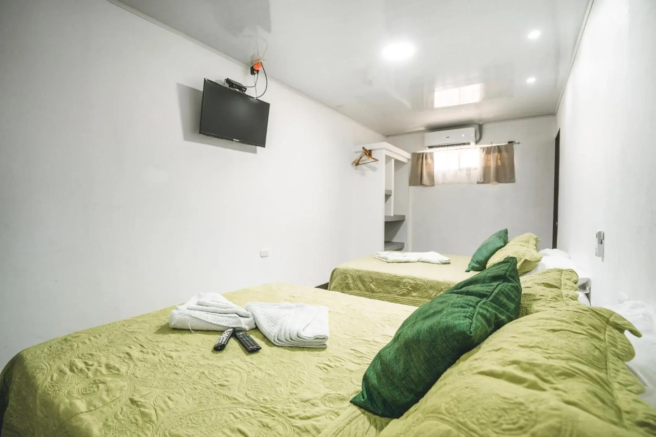 Standard Quadruple Room in Hotel Hoja de Oro Corcovado Standard Quadruple Room in Hotel Hoja de Oro Corcovado