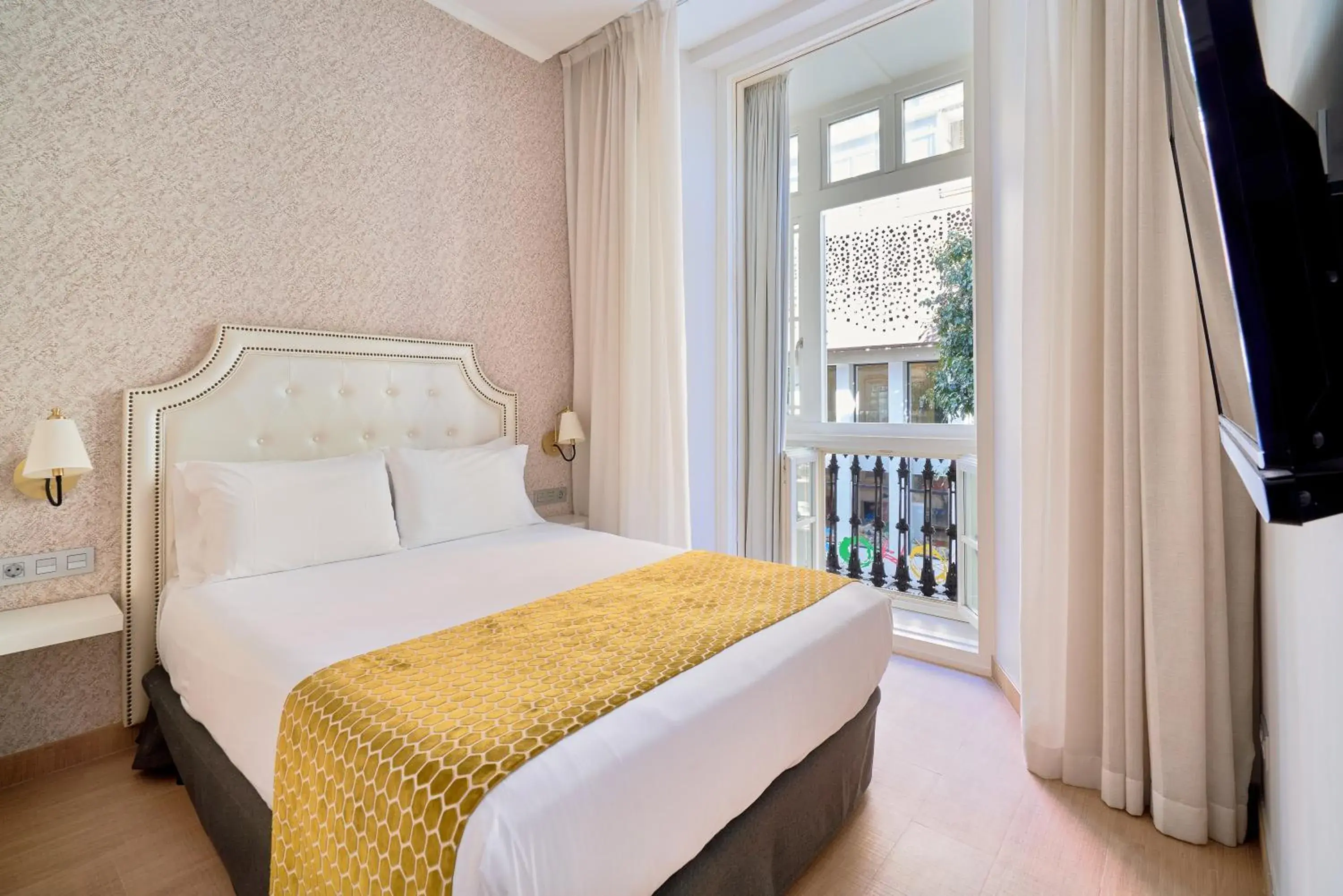 One-Bedroom Suite with Balcony in Tandem Soho Suites One-Bedroom Suite with Balcony in Tandem Soho Suites