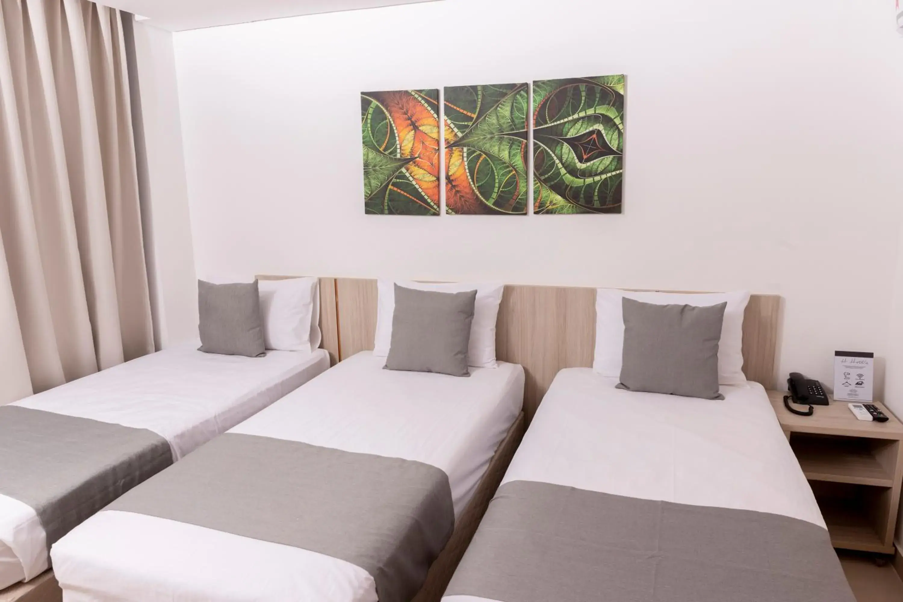 Triple Room - single occupancy in Paris Hotel by H Hotéis - Business Triple Room - single occupancy in Paris Hotel by H Hotéis - Business