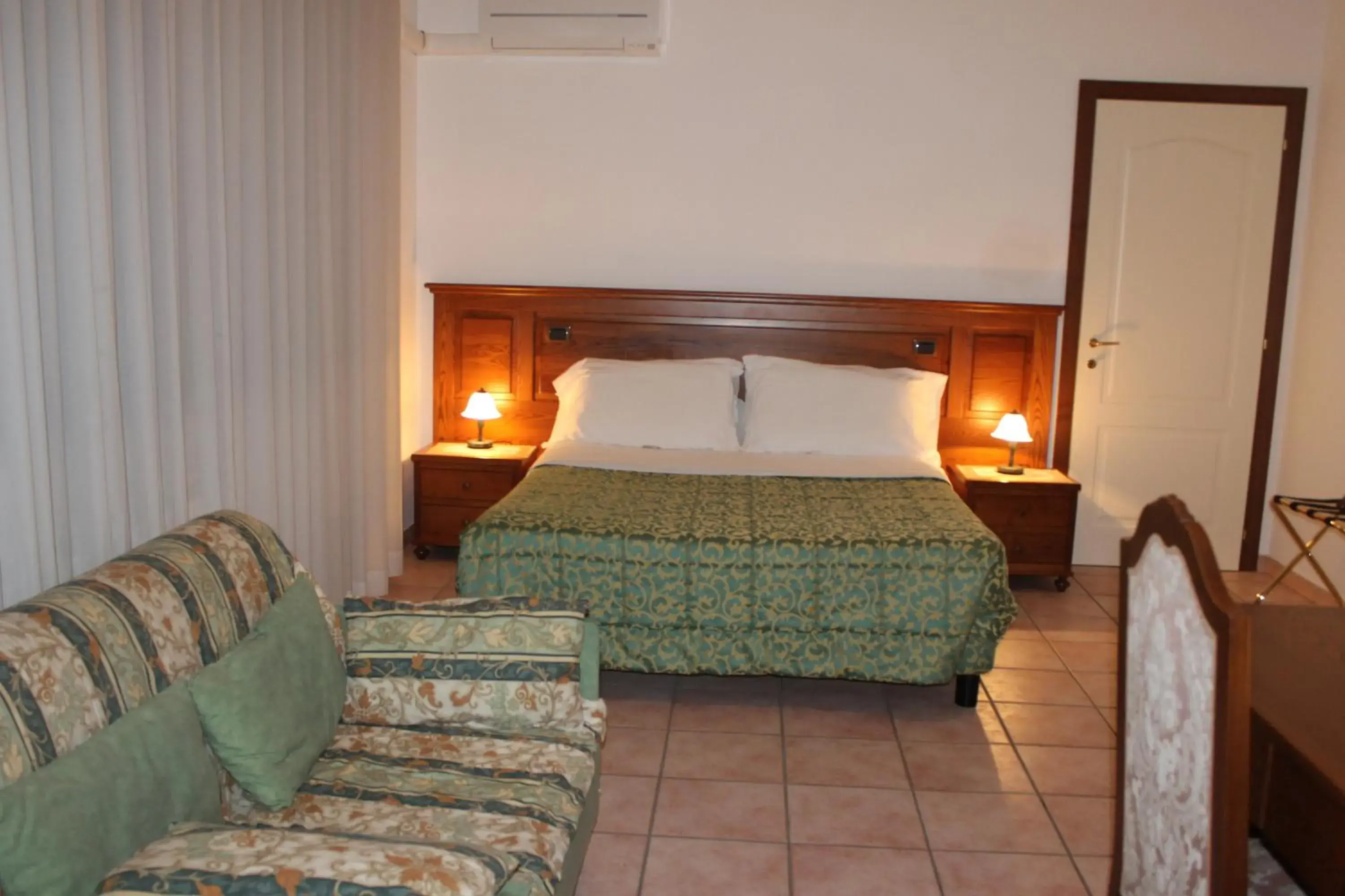 Basic Triple Room in Residence La Piscina Basic Triple Room in Residence La Piscina