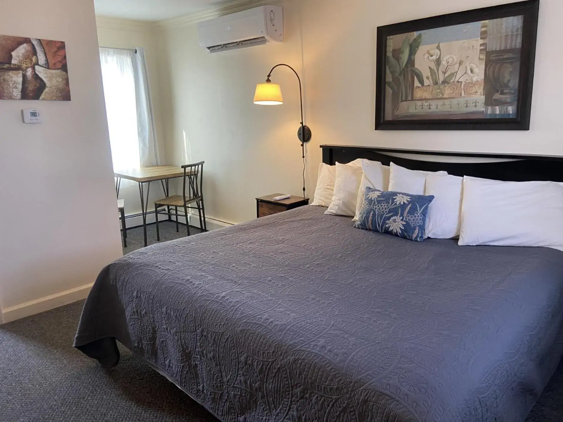 King Suite in The Whitetail Inn and Suites- Lincoln King Suite in The Whitetail Inn and Suites- Lincoln