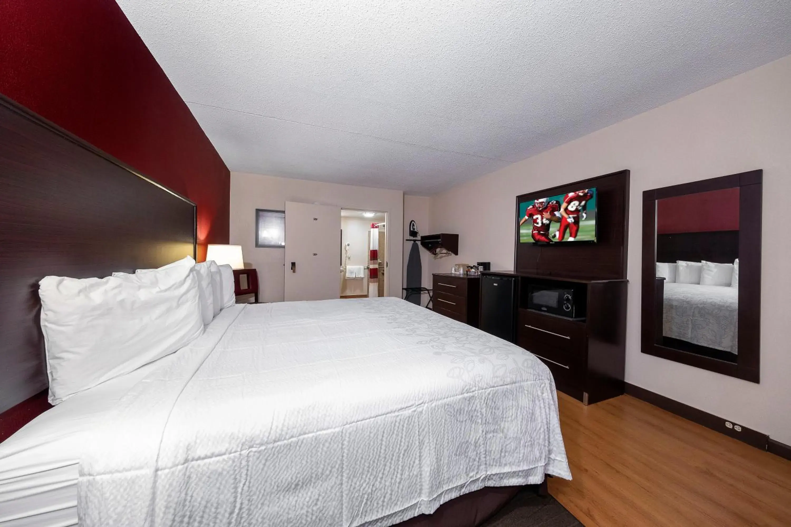 Deluxe King Room Disability Access Smoke Free in Red Roof Inn PLUS+ Huntsville – Madison Deluxe King Room Disability Access Smoke Free in Red Roof Inn PLUS+ Huntsville – Madison