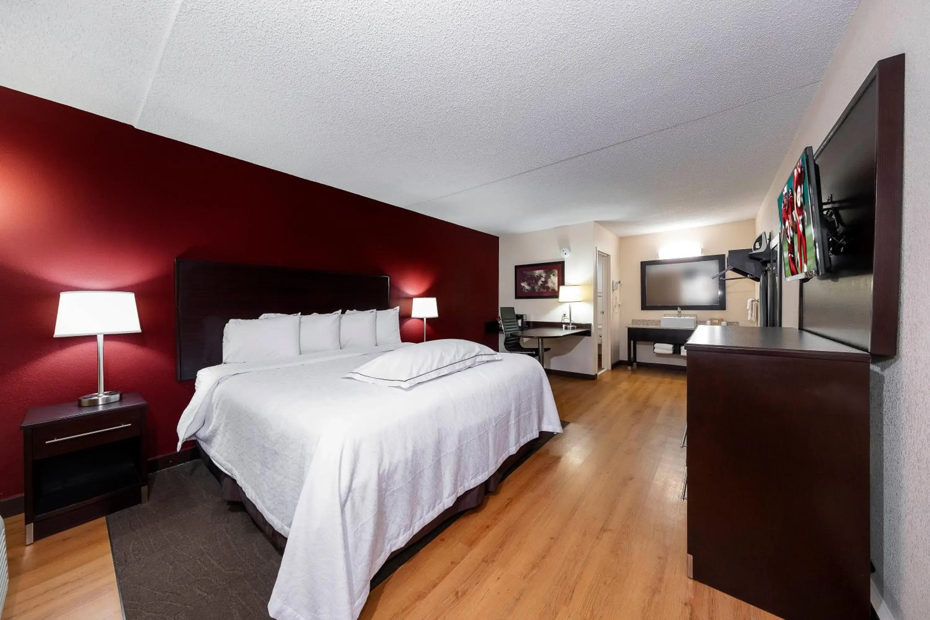 Premium King Room Smoke Free (Upgraded Bedding & Snack Box) in Red Roof Inn PLUS+ Huntsville – Madison Premium King Room Smoke Free (Upgraded Bedding & Snack Box) in Red Roof Inn PLUS+ Huntsville – Madison