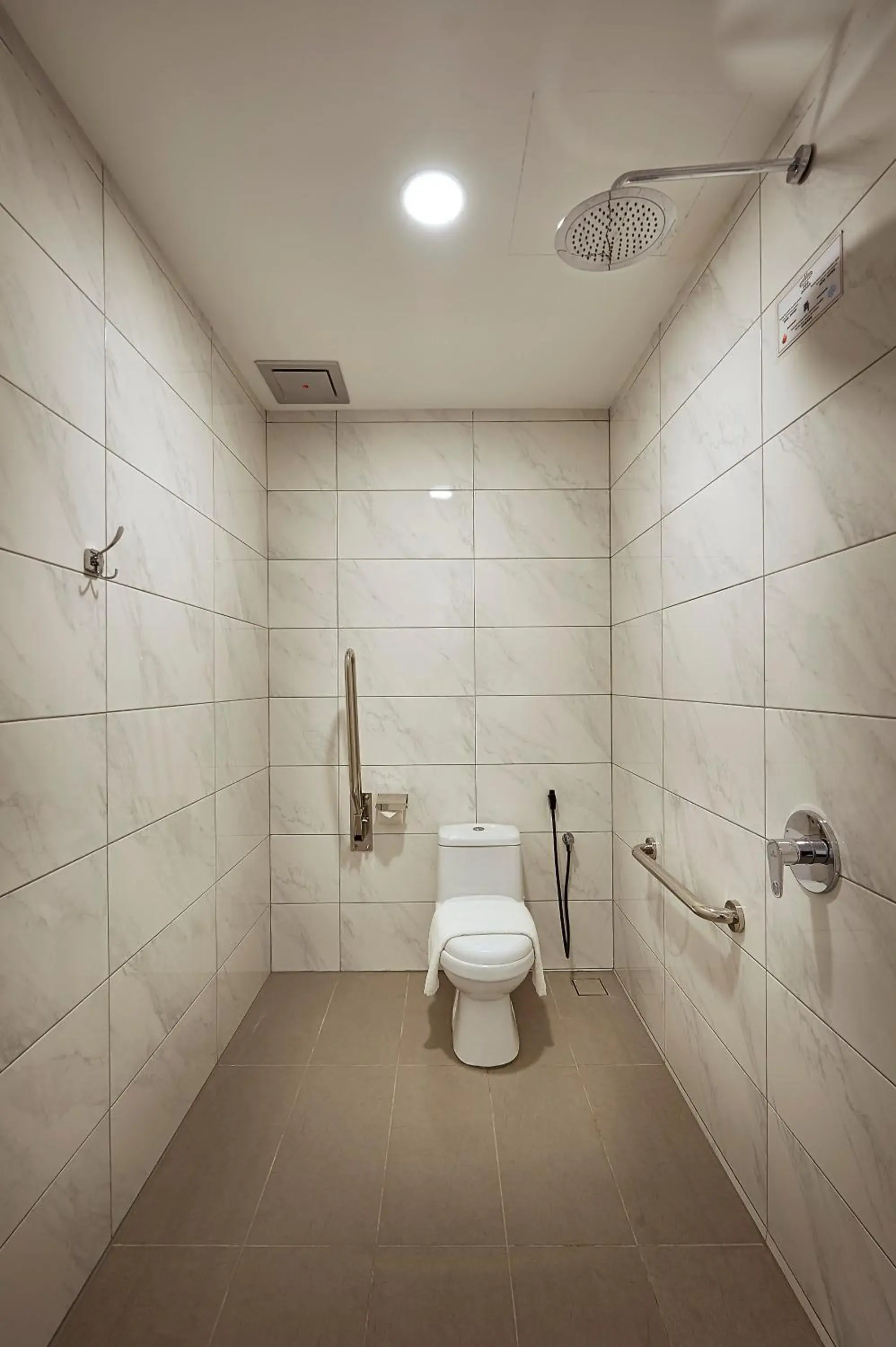 Standard Queen Room (No Window) - Disability Access in ZONE Hotels, Telok Panglima Garang Standard Queen Room (No Window) - Disability Access in ZONE Hotels, Telok Panglima Garang