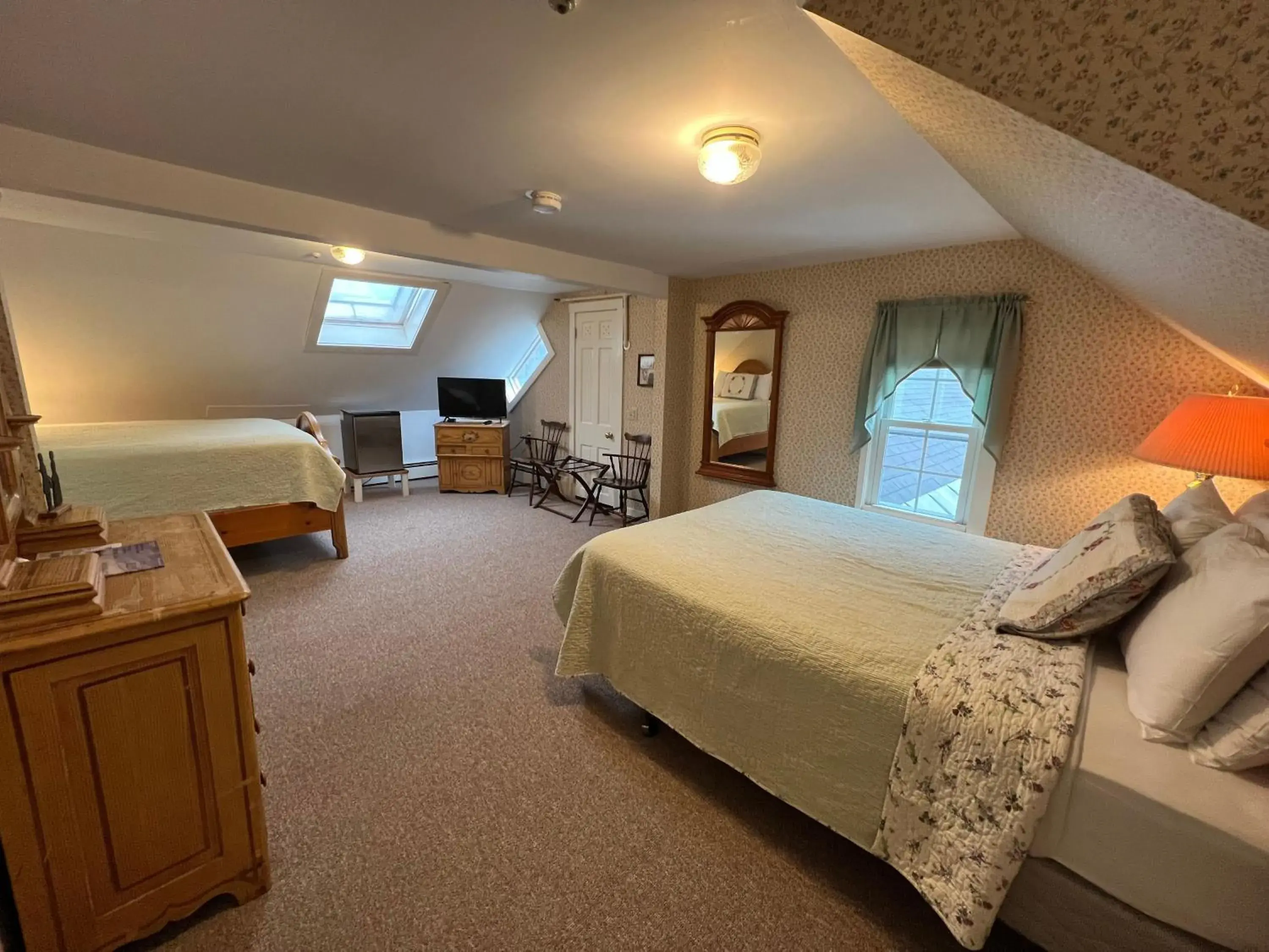 Deluxe Quadruple Room in Echo Lake Inn Deluxe Quadruple Room in Echo Lake Inn