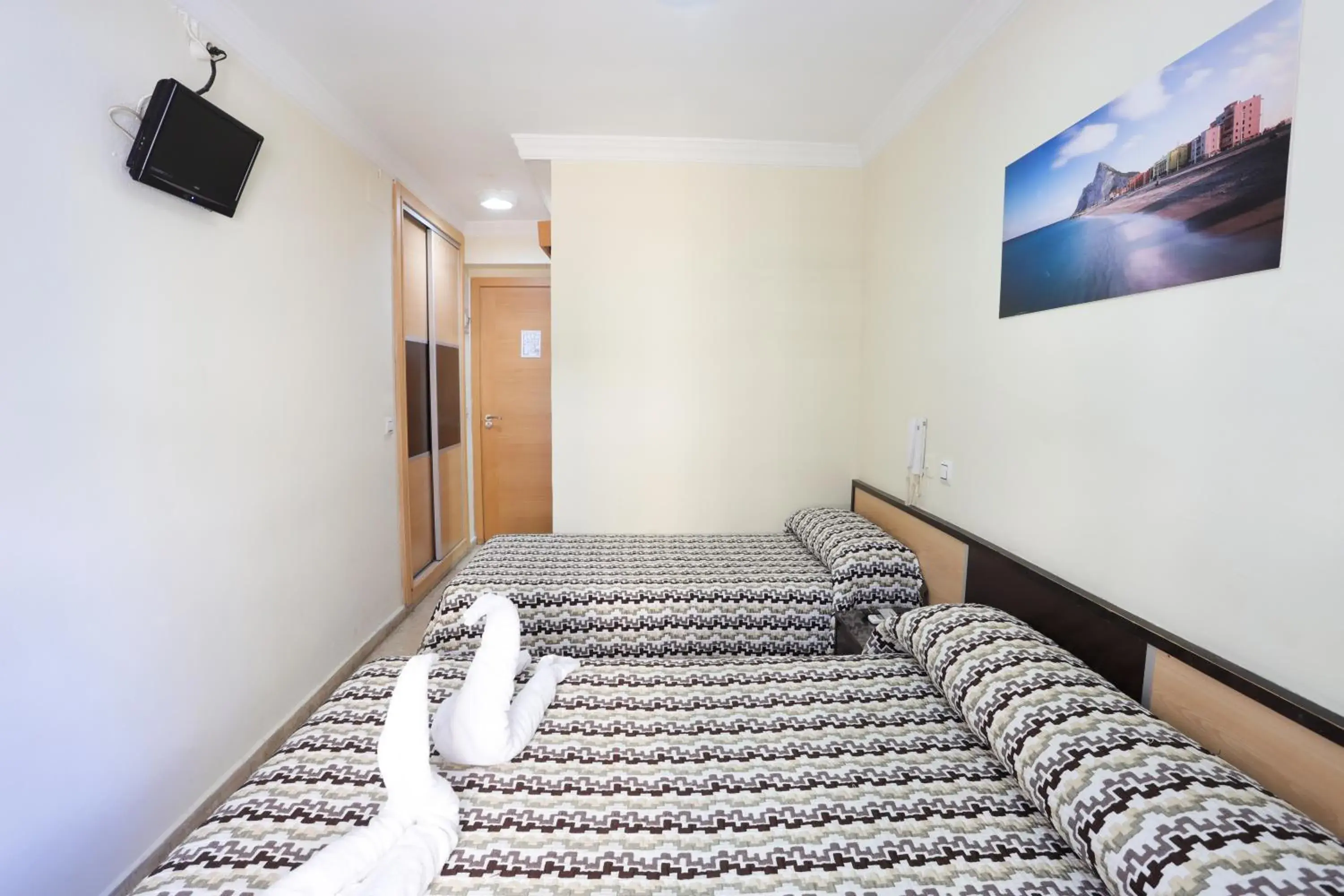 Double Room with Extra Bed in Hostal la Campana Double Room with Extra Bed in Hostal la Campana