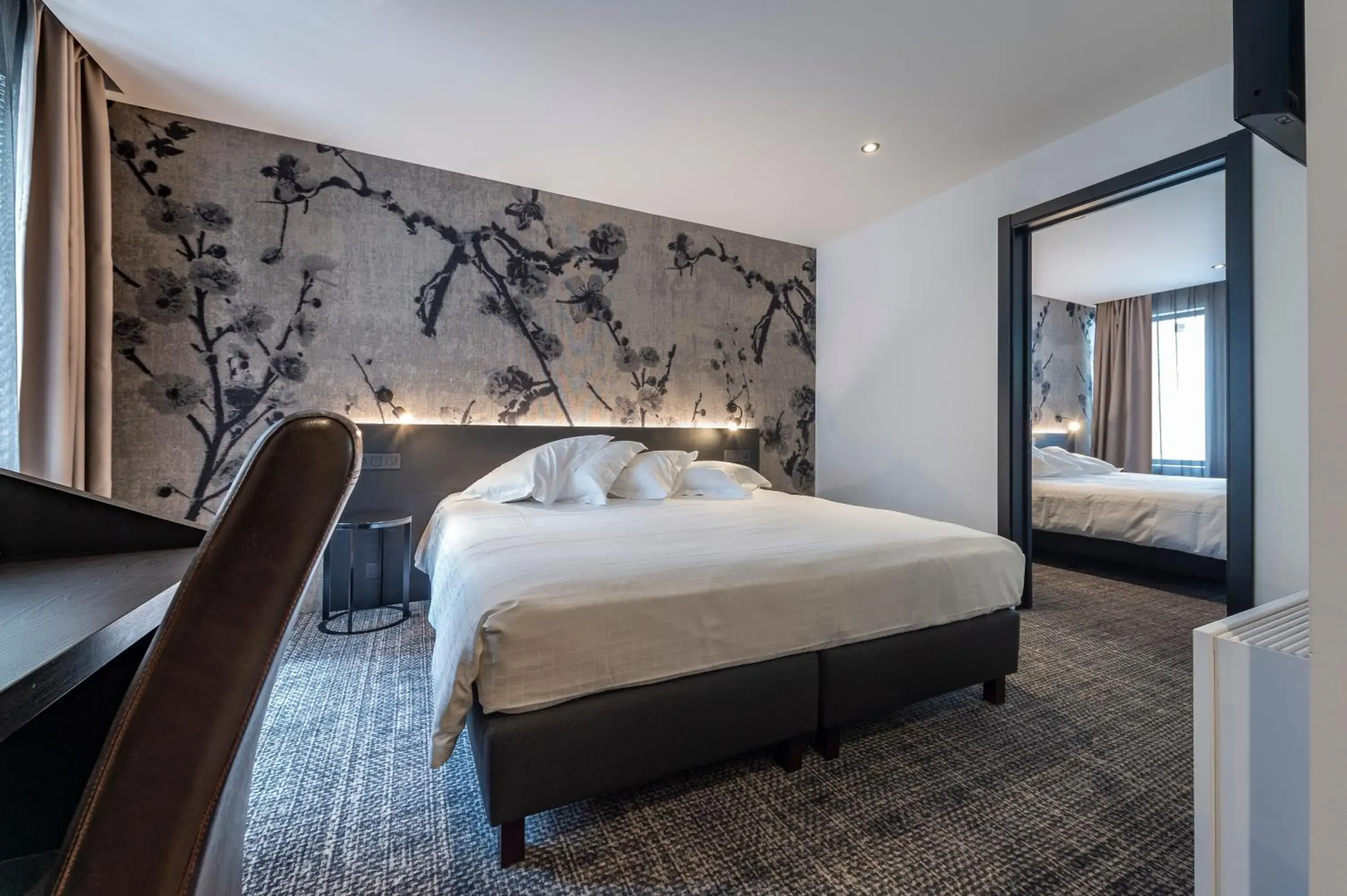 Superior Queen Room with Two Queen Beds in Hotel Monarc Superior Queen Room with Two Queen Beds in Hotel Monarc