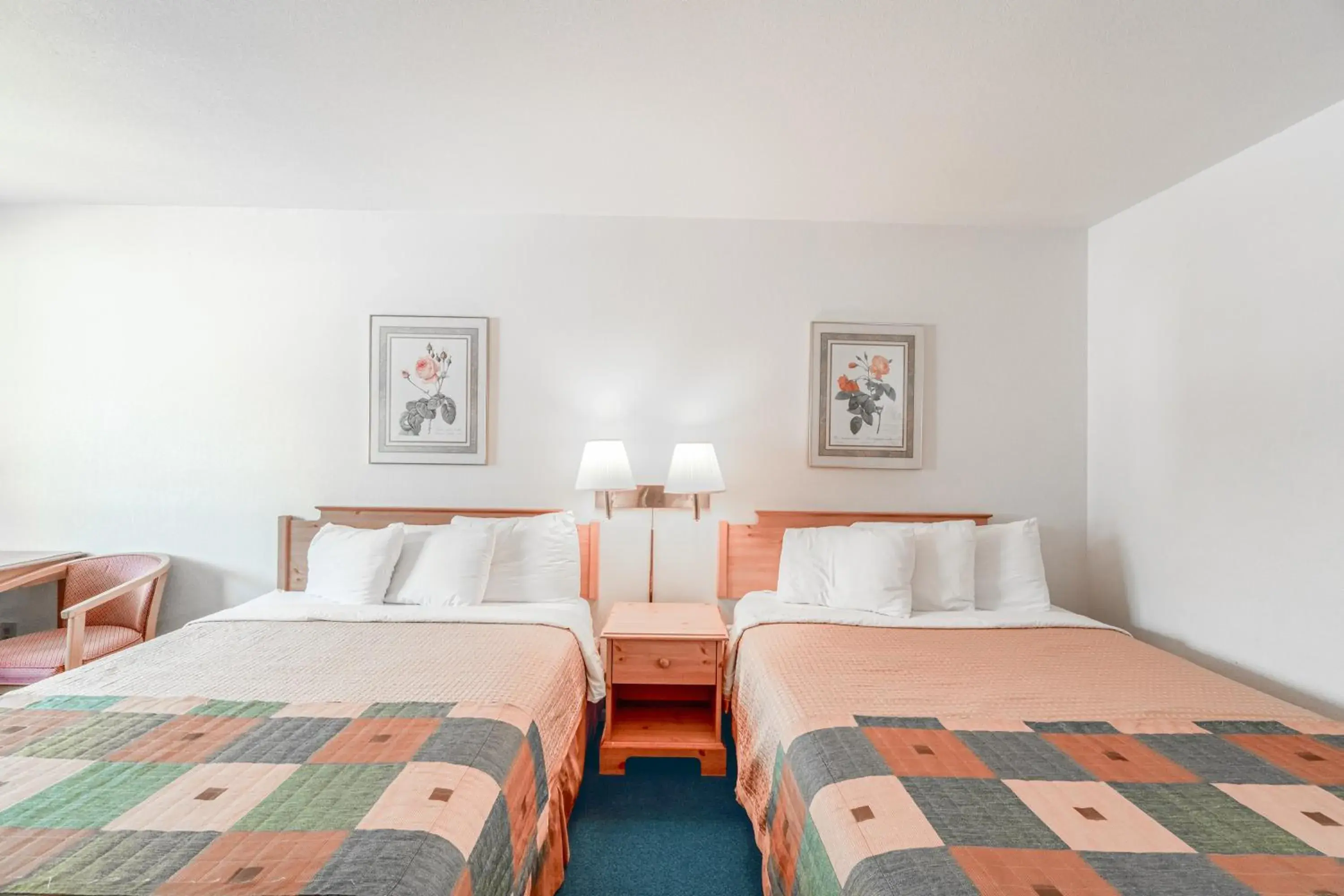 Queen Room with Two Queen Beds in Hotel O Eureka Springs - Christ of Ozark Area Queen Room with Two Queen Beds in Hotel O Eureka Springs - Christ of Ozark Area