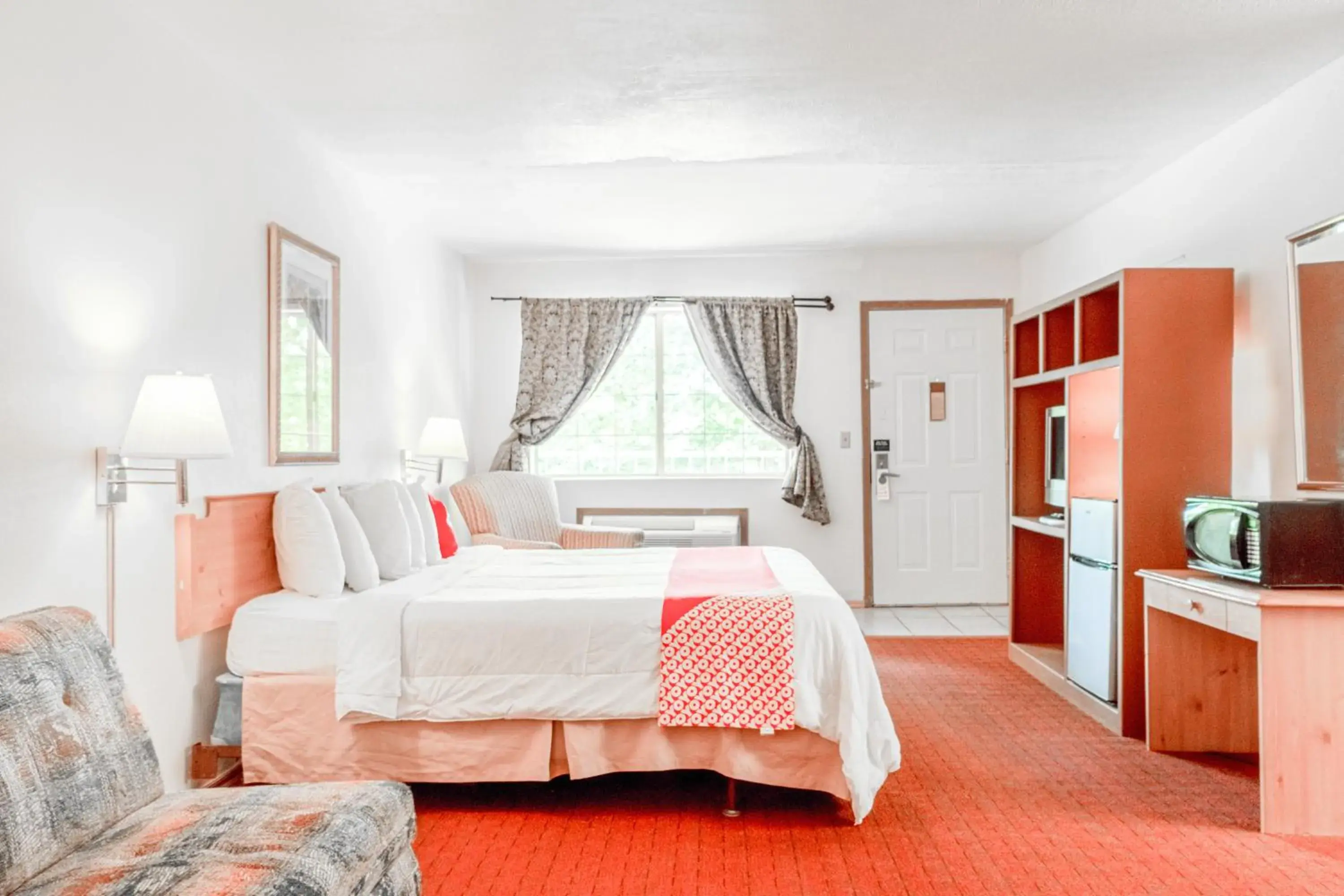 Premium King Room with Jetted Tub in Hotel O Eureka Springs - Christ of Ozark Area Premium King Room with Jetted Tub in Hotel O Eureka Springs - Christ of Ozark Area