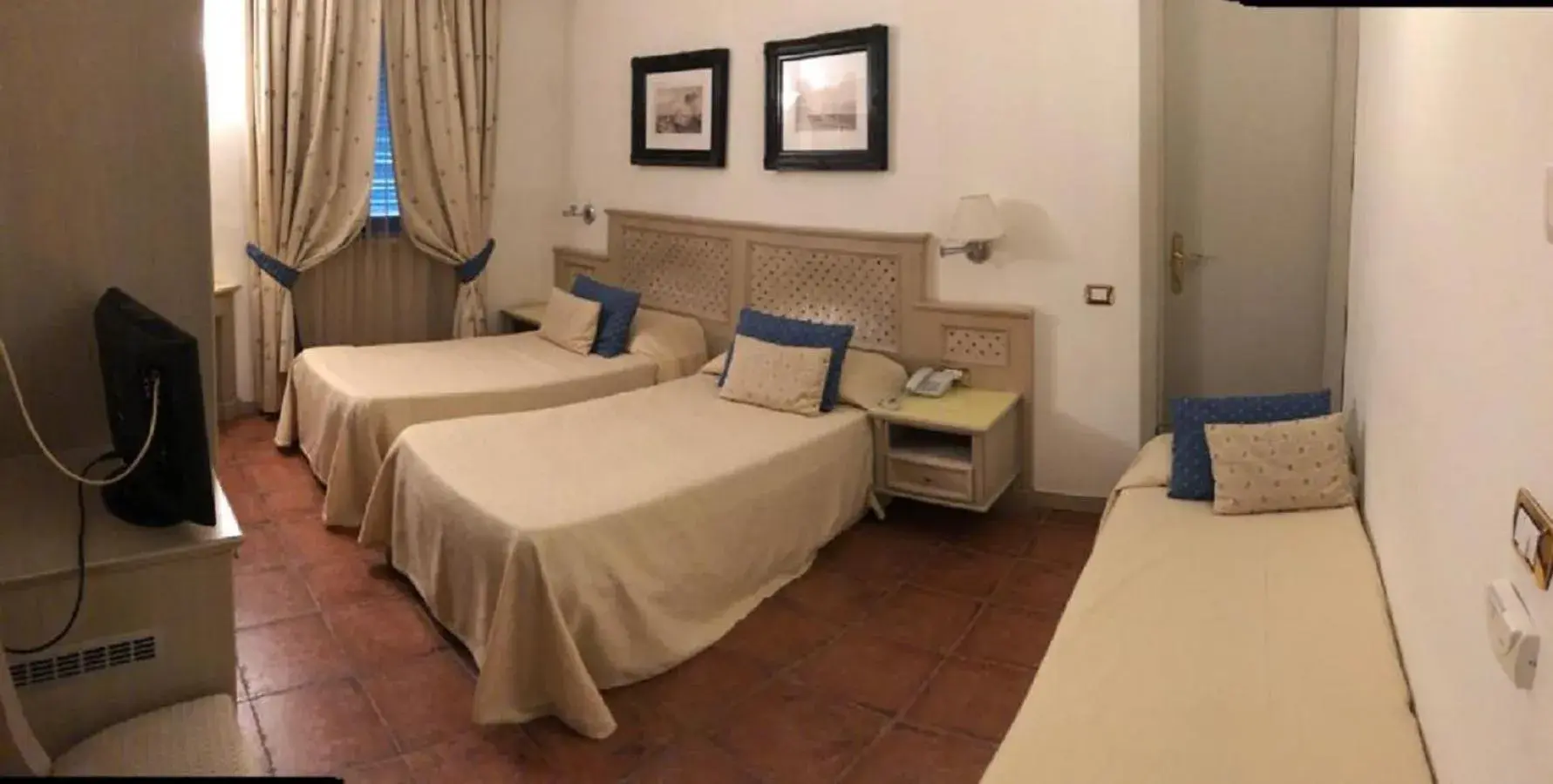 Triple Room in Hotel Quadrifoglio by Mancini Triple Room in Hotel Quadrifoglio by Mancini
