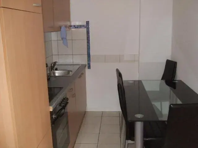 Single Room with Shared Bathroom - single occupancy in Hostel Schützenbrücke Single Room with Shared Bathroom - single occupancy in Hostel Schützenbrücke