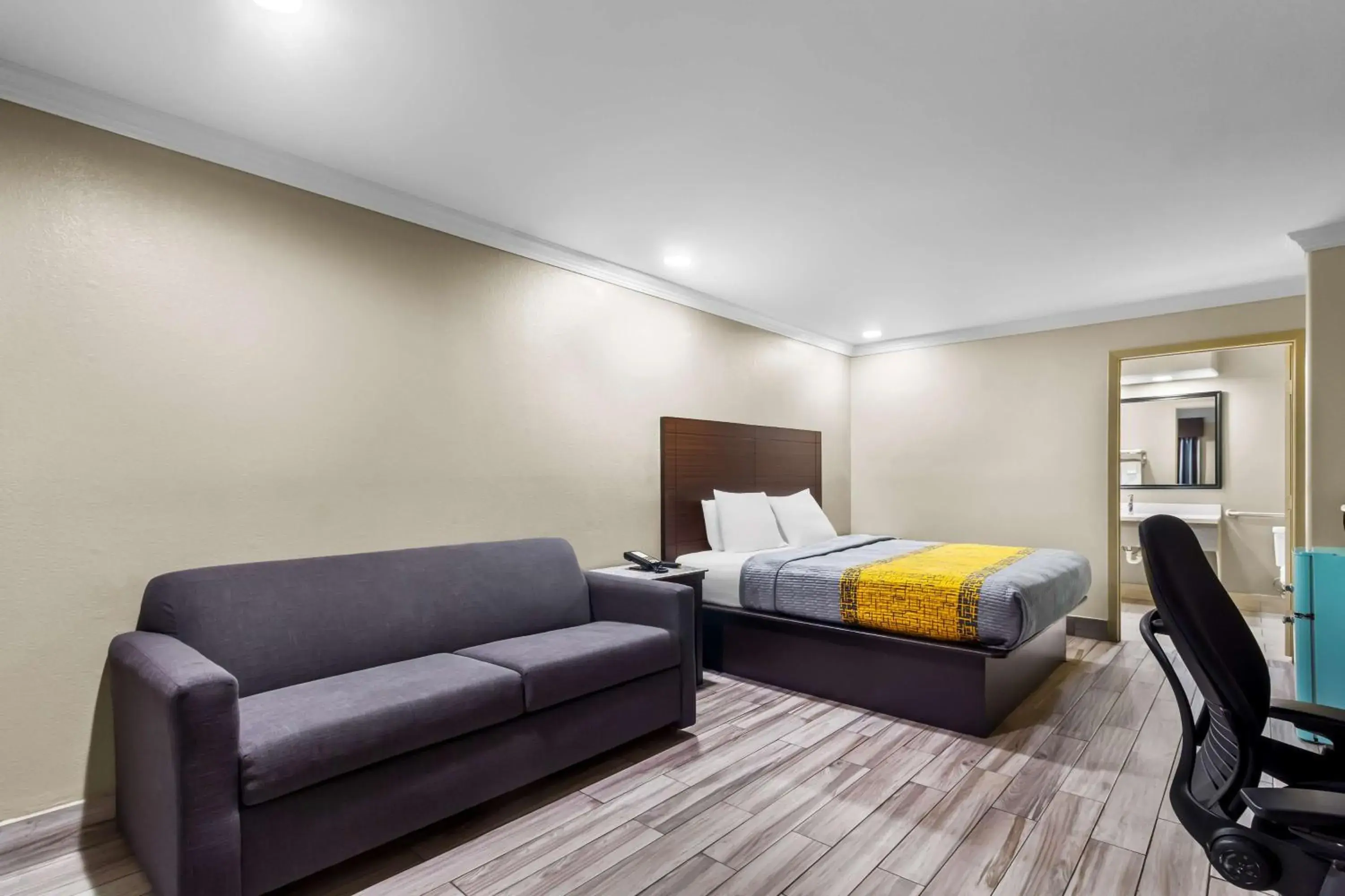 King Room - Disability Access/Smoking in Americas Best Value Inn Houston Heights at I-45 King Room - Disability Access/Smoking in Americas Best Value Inn Houston Heights at I-45