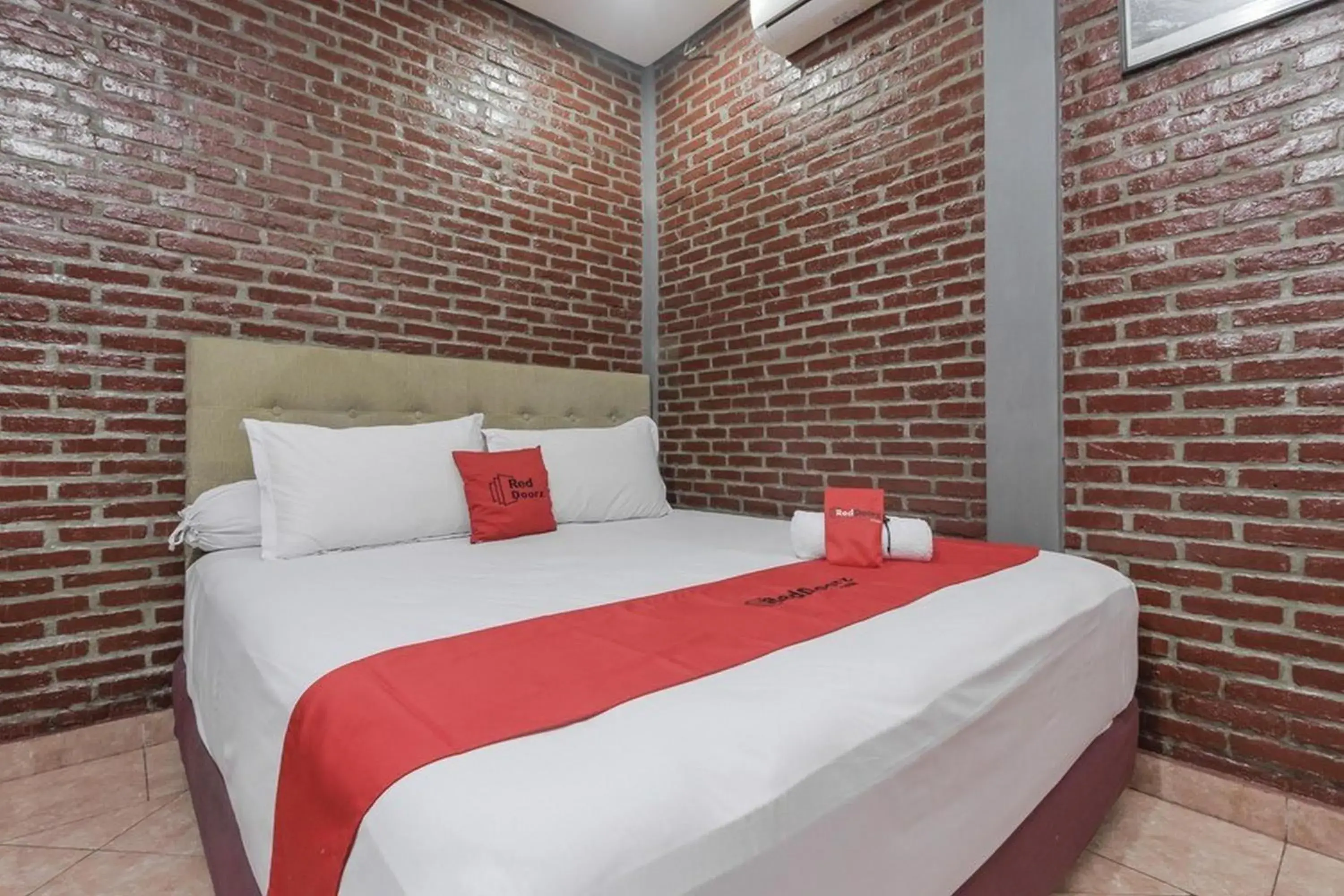 Deluxe Double Room in RedDoorz Plus At Ampera Raya Deluxe Double Room in RedDoorz Plus At Ampera Raya
