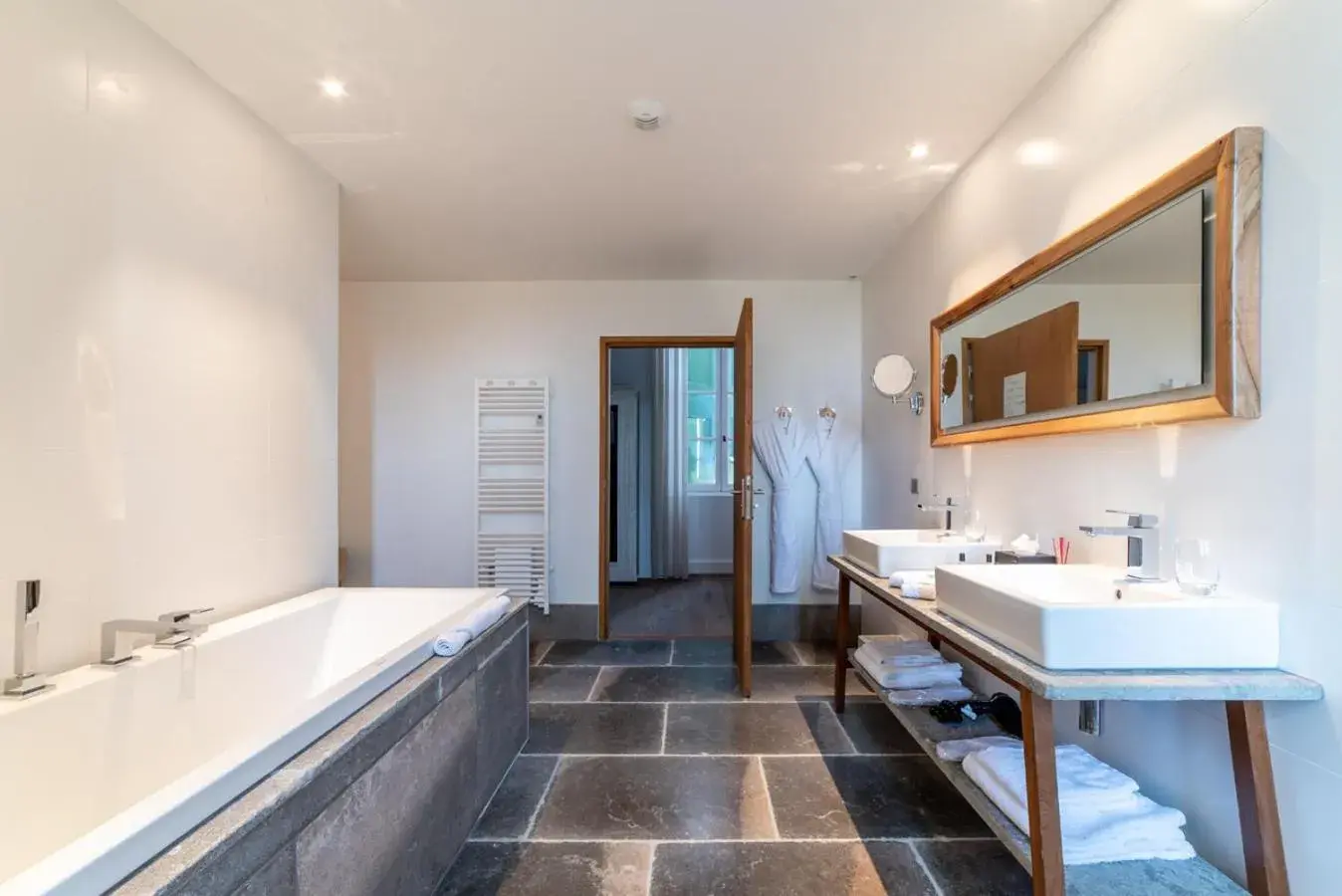 King Suite in Les Chambres du Prieuré King Suite in Les Chambres du Prieuré