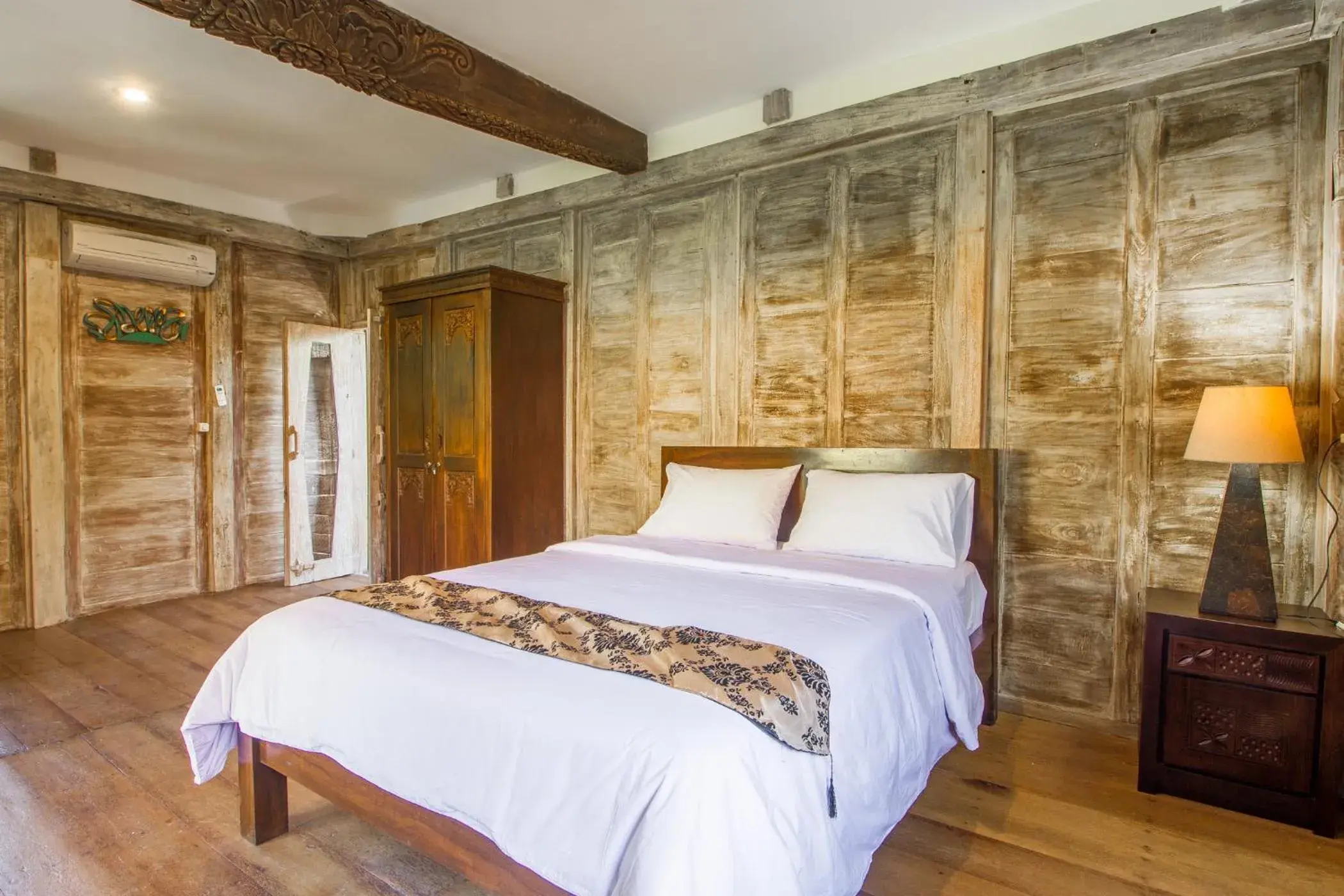 Studio Wooden Joglo in Red Gong Studio Wooden Joglo in Red Gong