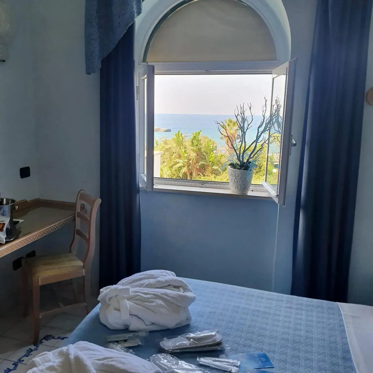 Double Room with Sea View in Hotel Punta Imperatore Double Room with Sea View in Hotel Punta Imperatore