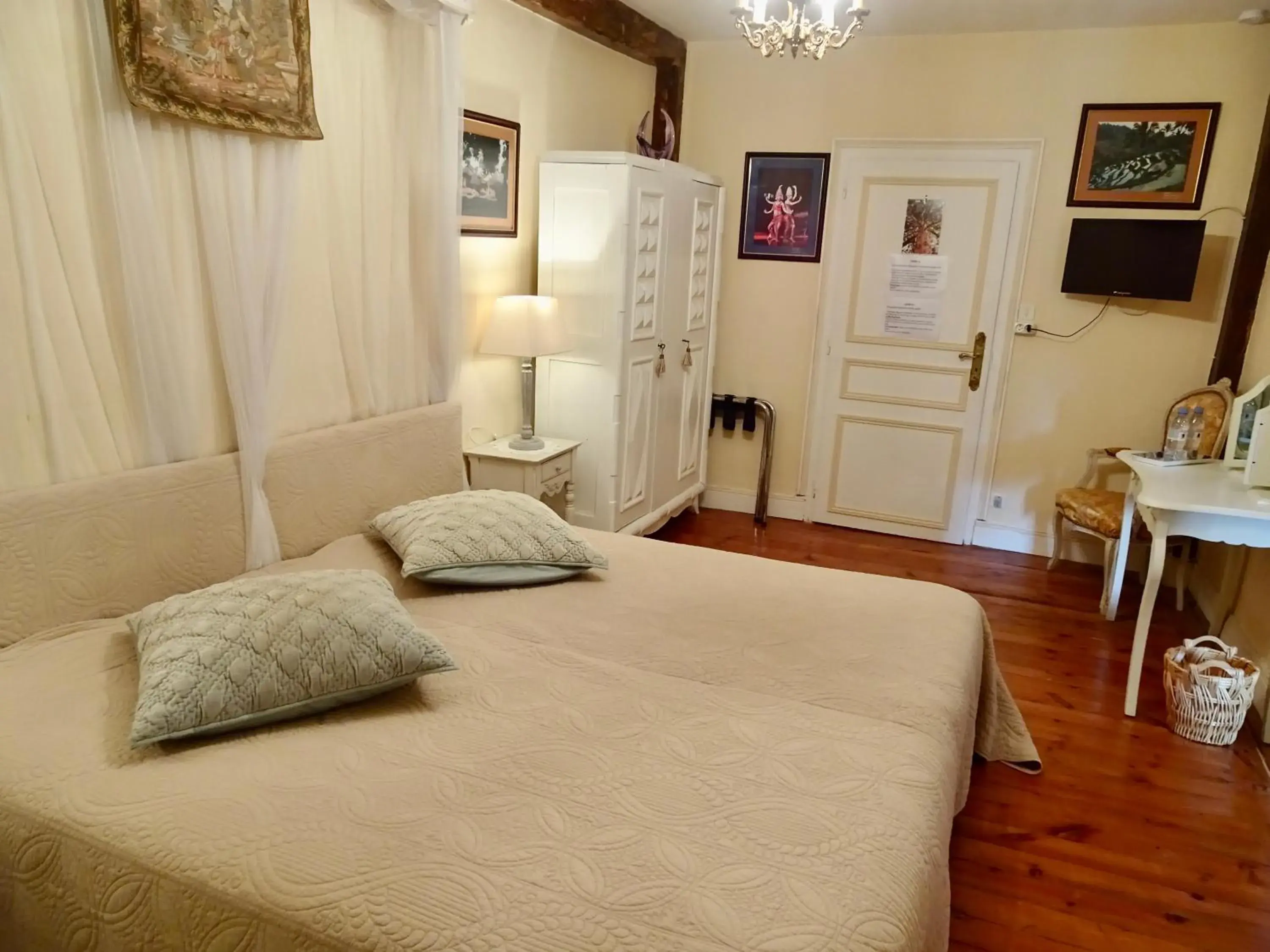 Double or Twin Room with Garden View - single occupancy in CHATEAU Les VALLÉES Double or Twin Room with Garden View - single occupancy in CHATEAU Les VALLÉES