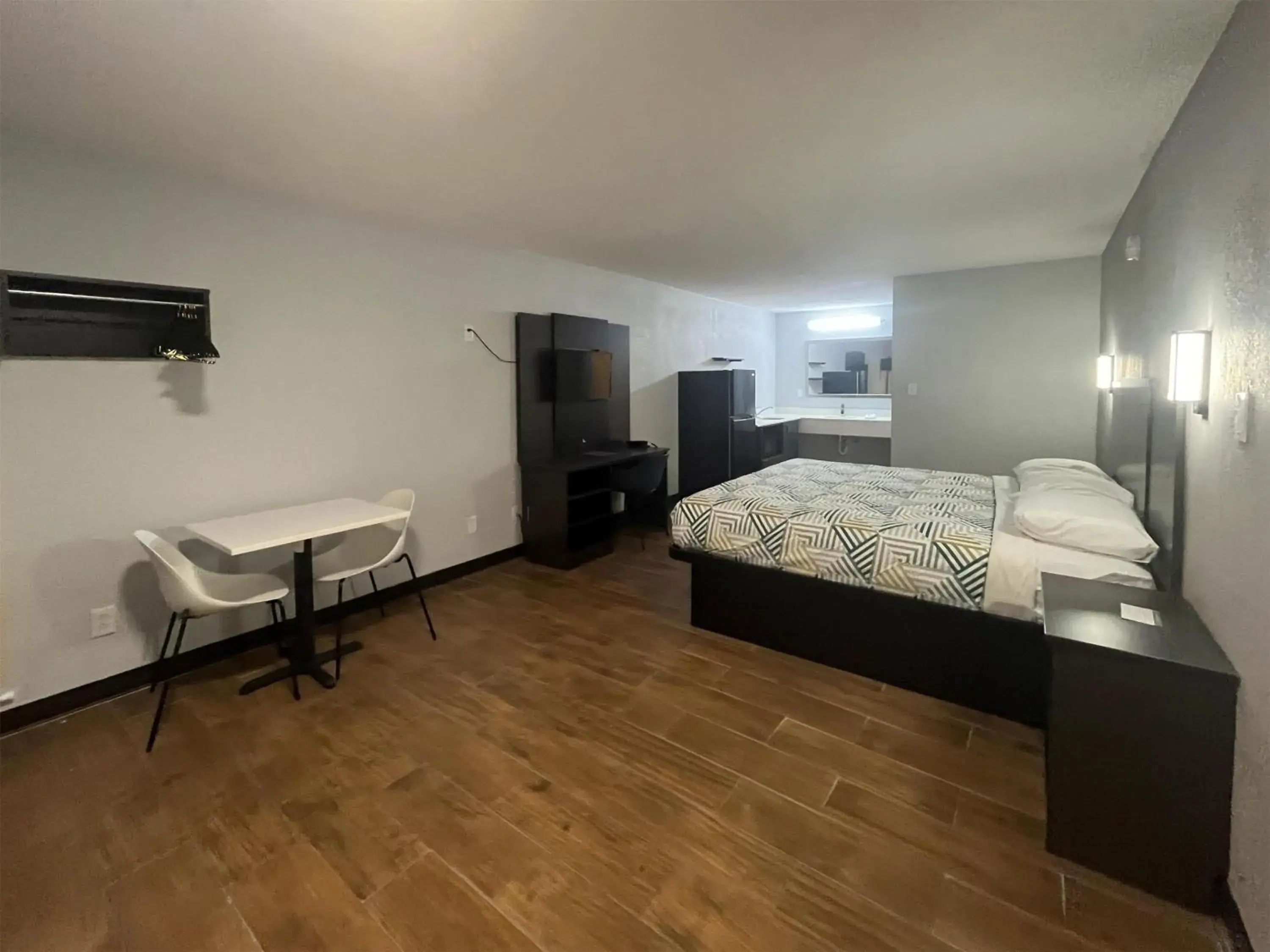 King Room - single occupancy - Smoking in Studio 6 Suites Hurricane, WV King Room - single occupancy - Smoking in Studio 6 Suites Hurricane, WV