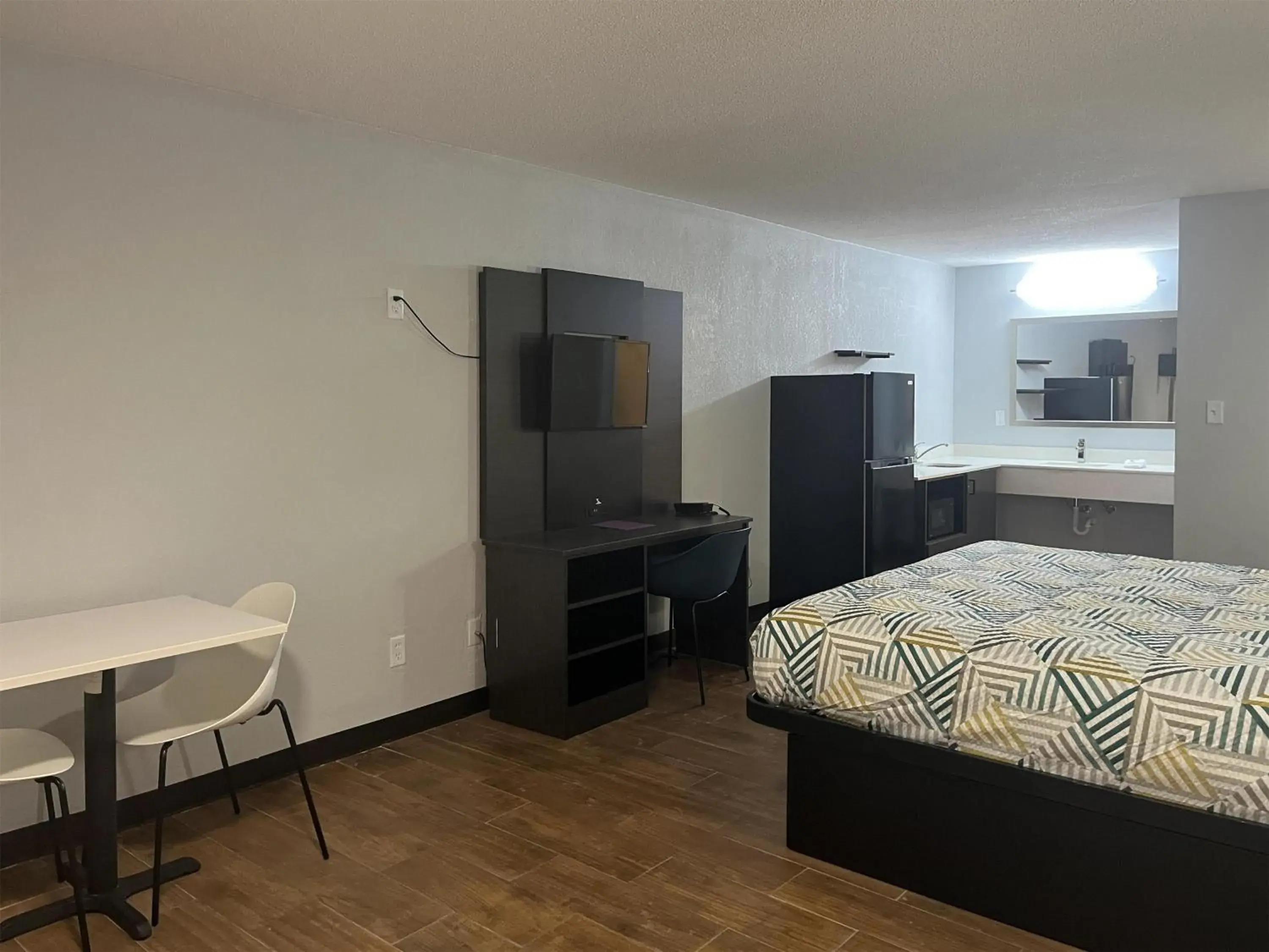 King Room - single occupancy - Disability Access - Non-Smoking in Studio 6 Suites Hurricane, WV King Room - single occupancy - Disability Access - Non-Smoking in Studio 6 Suites Hurricane, WV