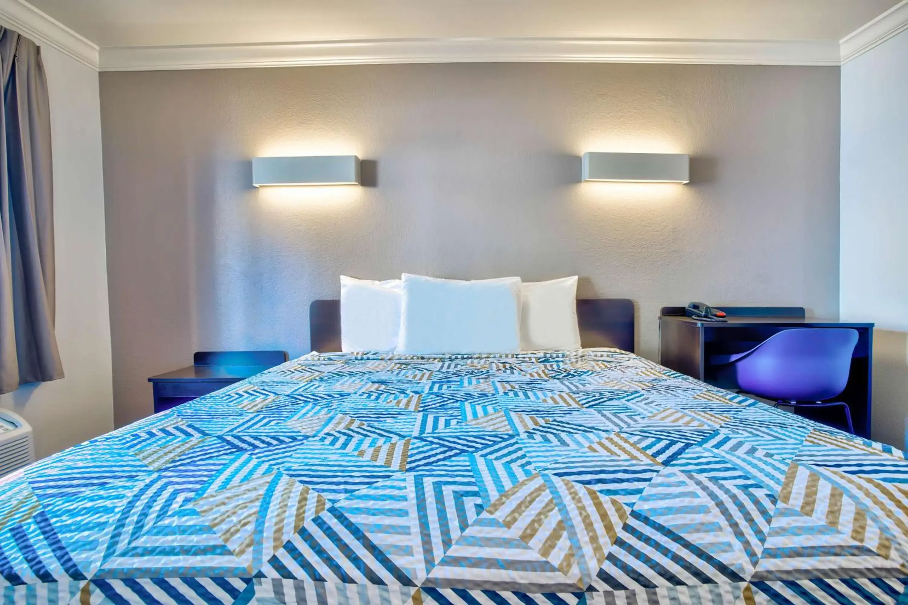 Queen Room - Non-Smoking in Motel 6-Menifee, CA Queen Room - Non-Smoking in Motel 6-Menifee, CA