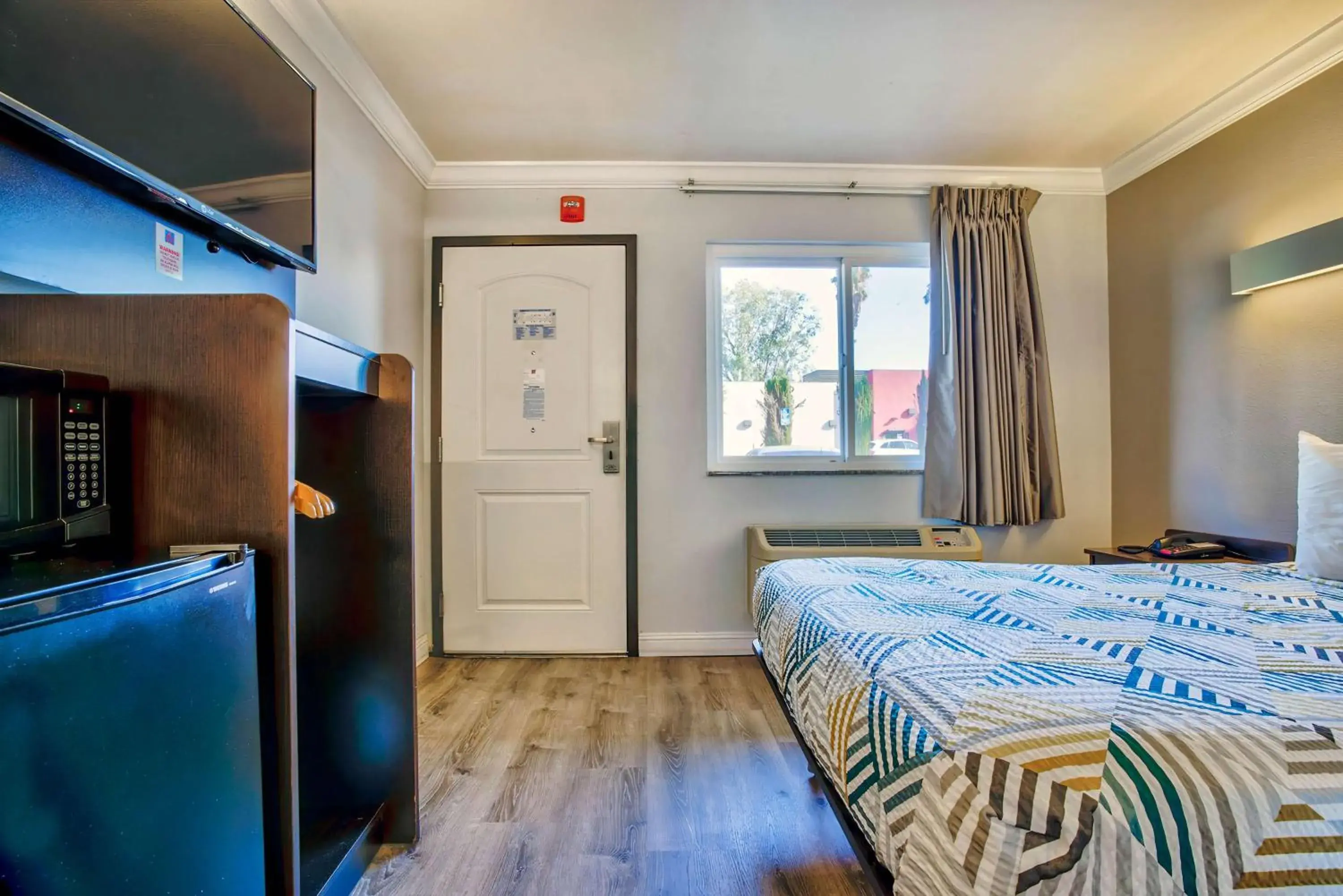 King Room with Roll-in Shower - Disability Access - Non-Smoking in Motel 6-Menifee, CA King Room with Roll-in Shower - Disability Access - Non-Smoking in Motel 6-Menifee, CA