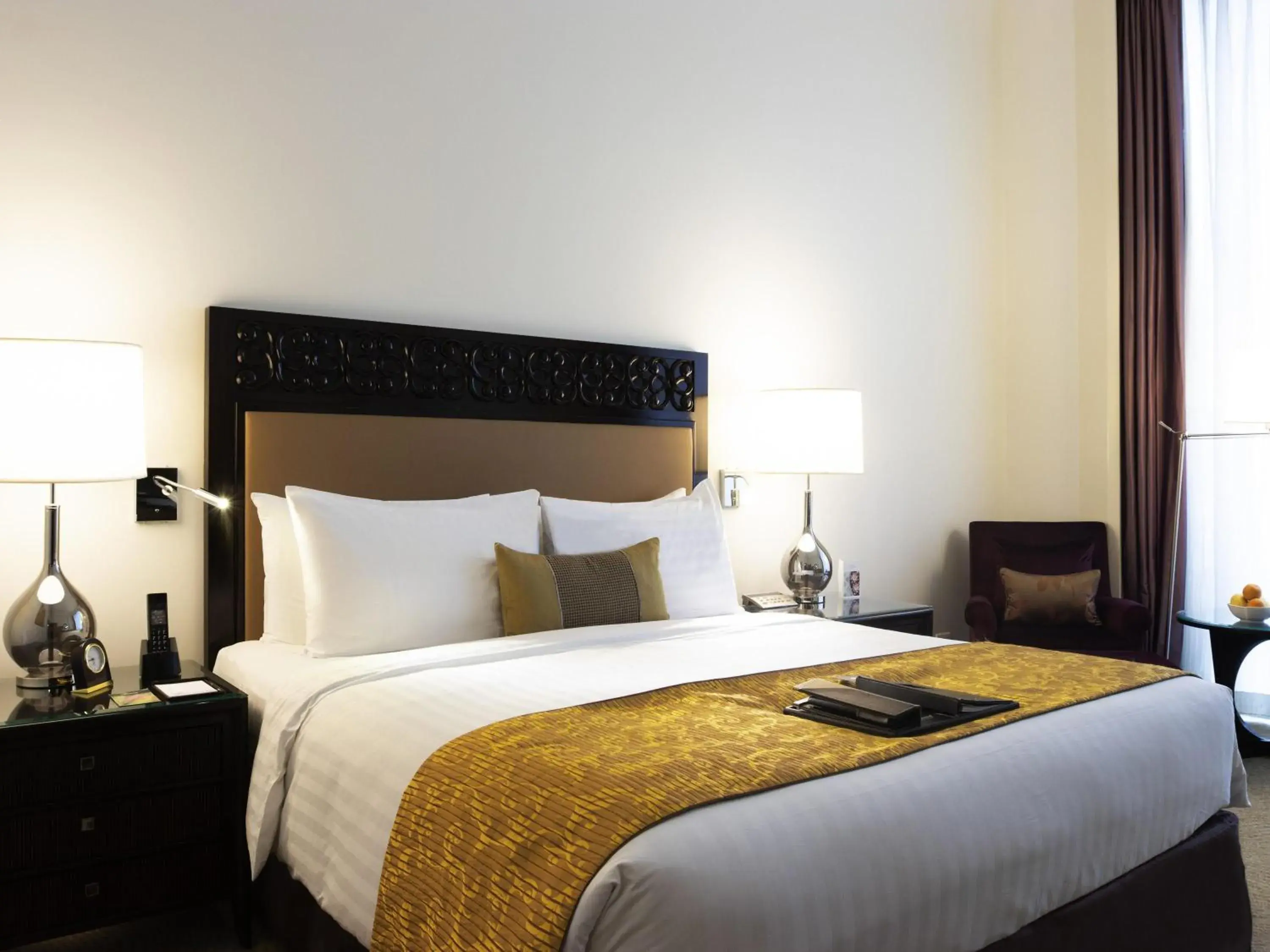 Deluxe Corner King Room in Fairmont Makati Deluxe Corner King Room in Fairmont Makati