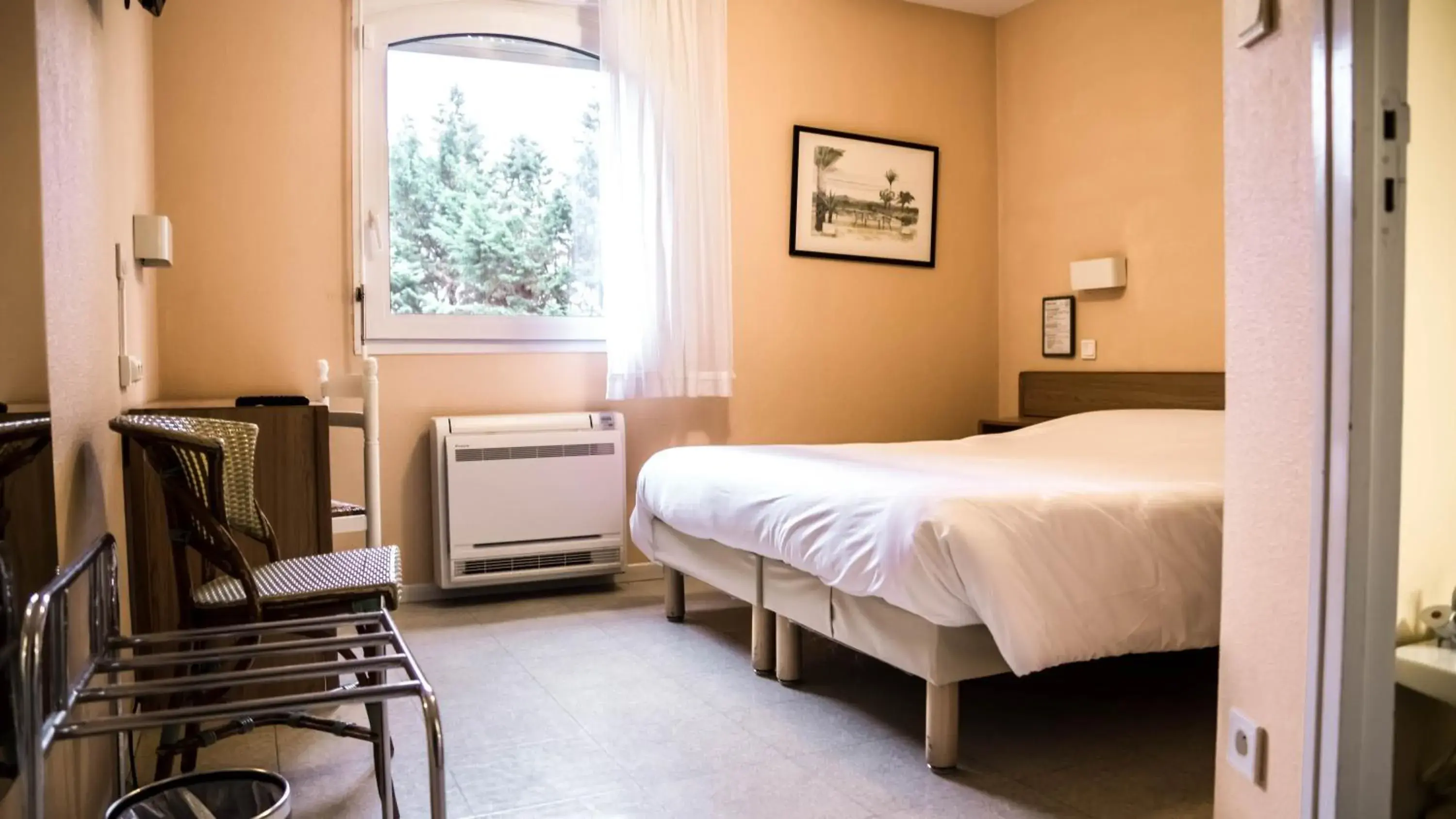 Comfort Double Room - single occupancy in Hôtel du Canal Comfort Double Room - single occupancy in Hôtel du Canal