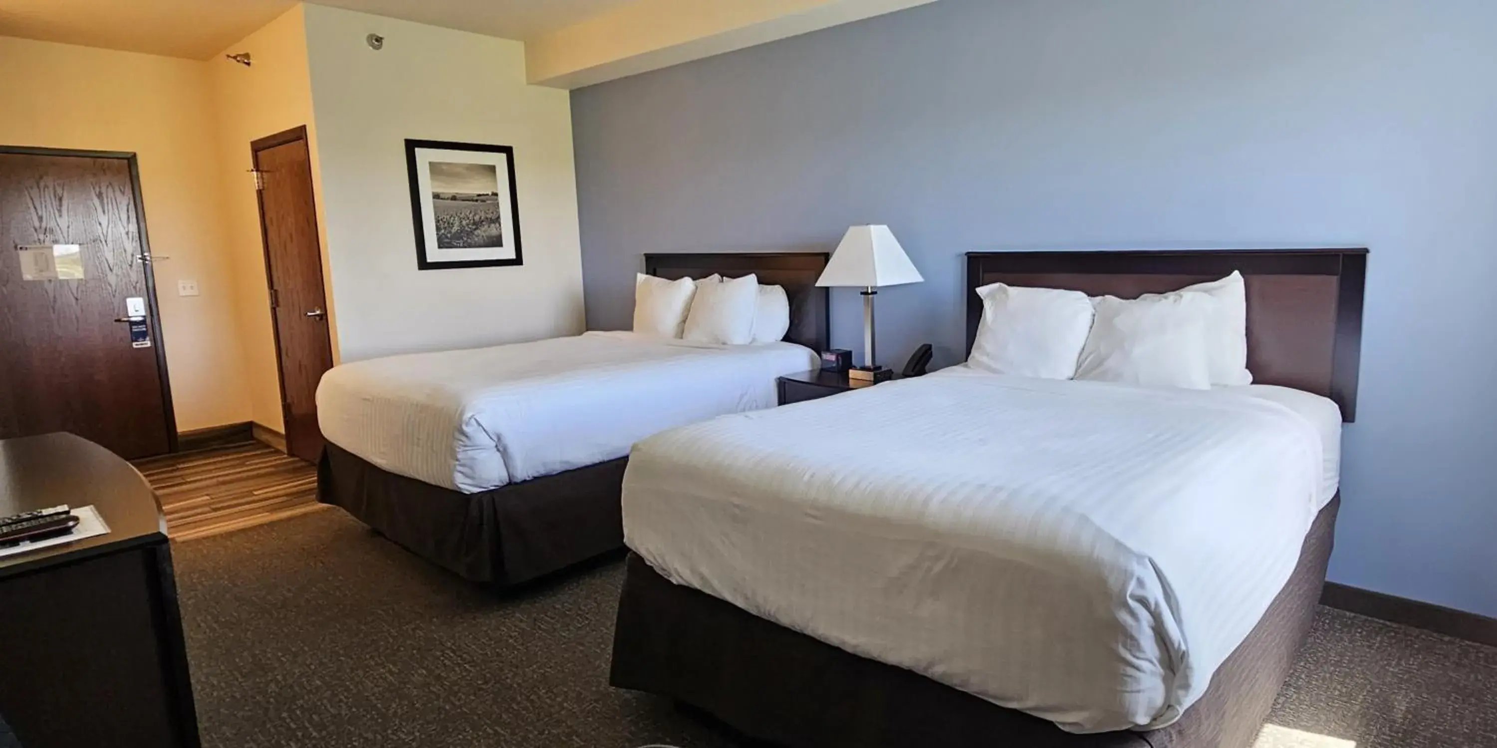 Deluxe Queen Room in Cobblestone Inn & Suites – Manchester Deluxe Queen Room in Cobblestone Inn & Suites – Manchester