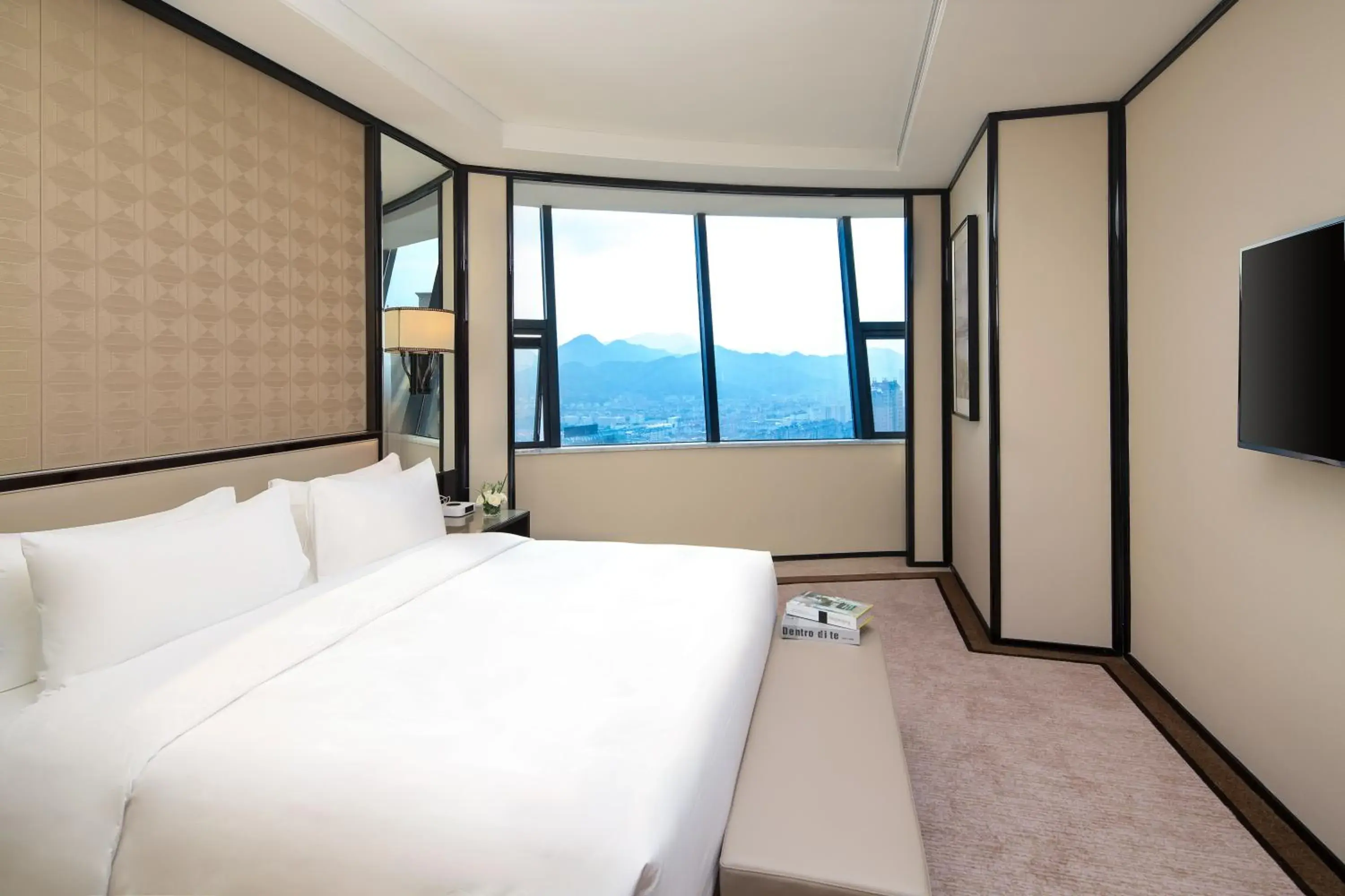 Elegant Classic King Suite - Non-Smoking in Howard Johnson Plaza Ningbo Elegant Classic King Suite - Non-Smoking in Howard Johnson Plaza Ningbo