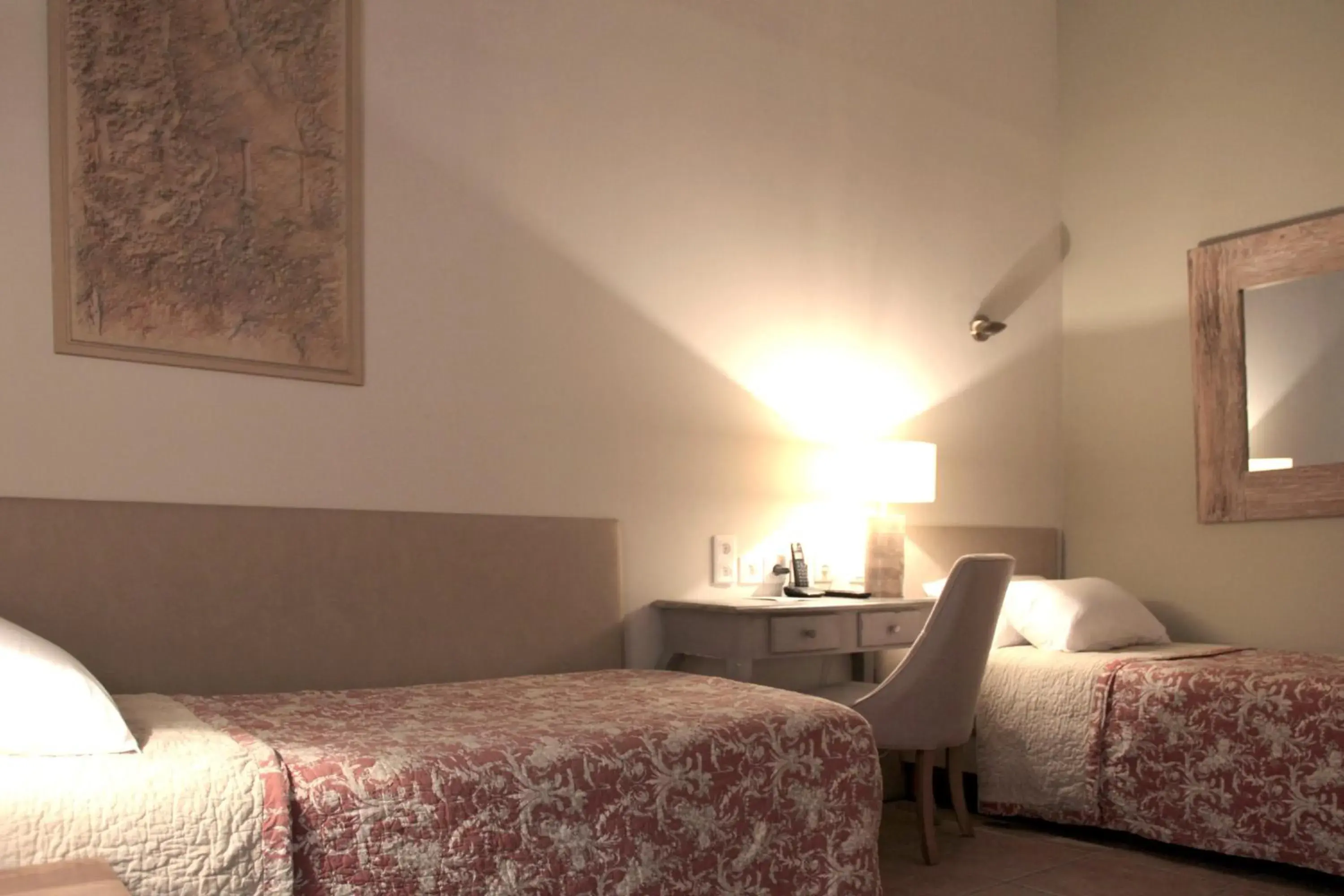 Standard Twin Room in Hôtel Amphithéâtre Standard Twin Room in Hôtel Amphithéâtre