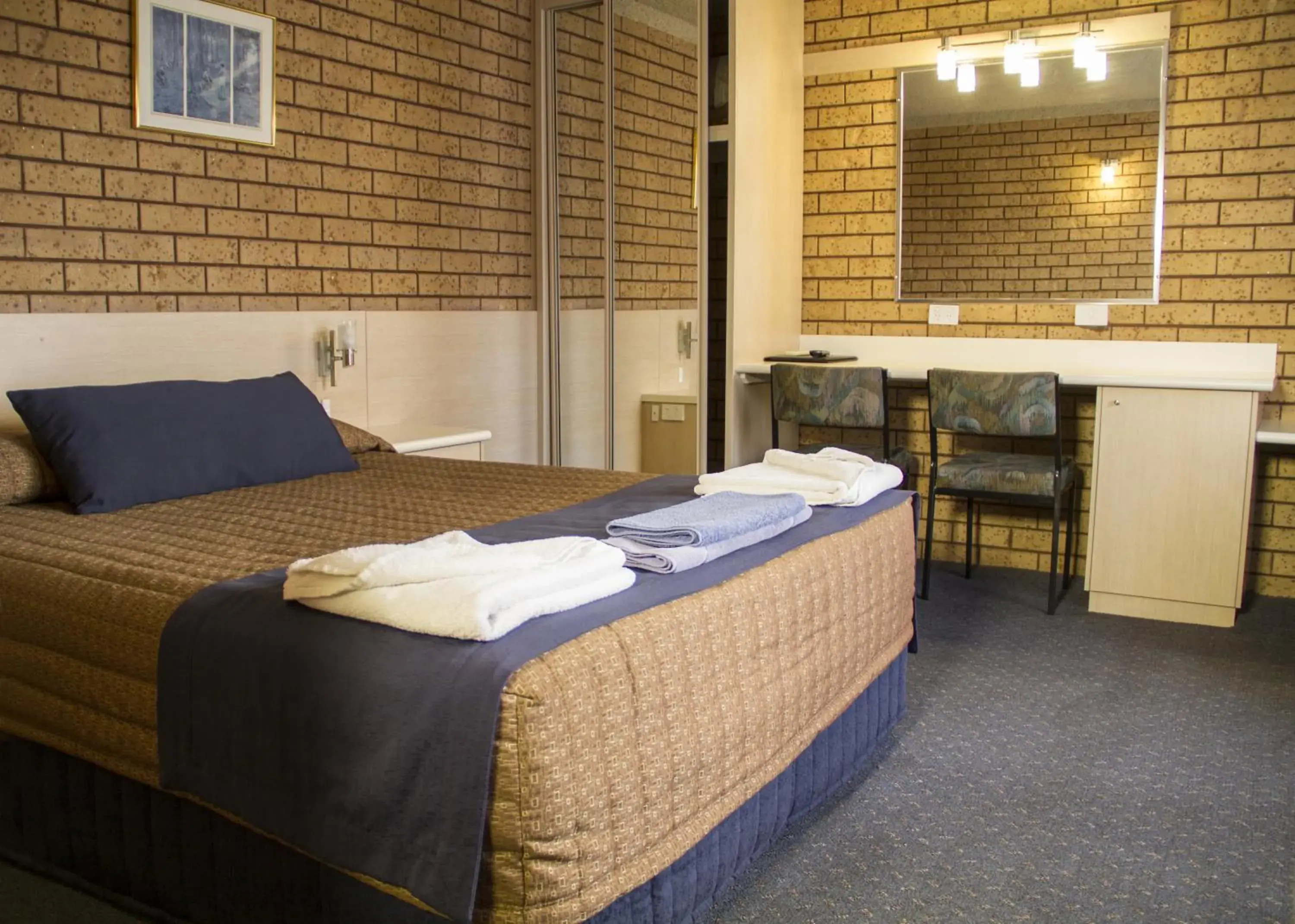 Queen Room in Fountain View Motel Queen Room in Fountain View Motel